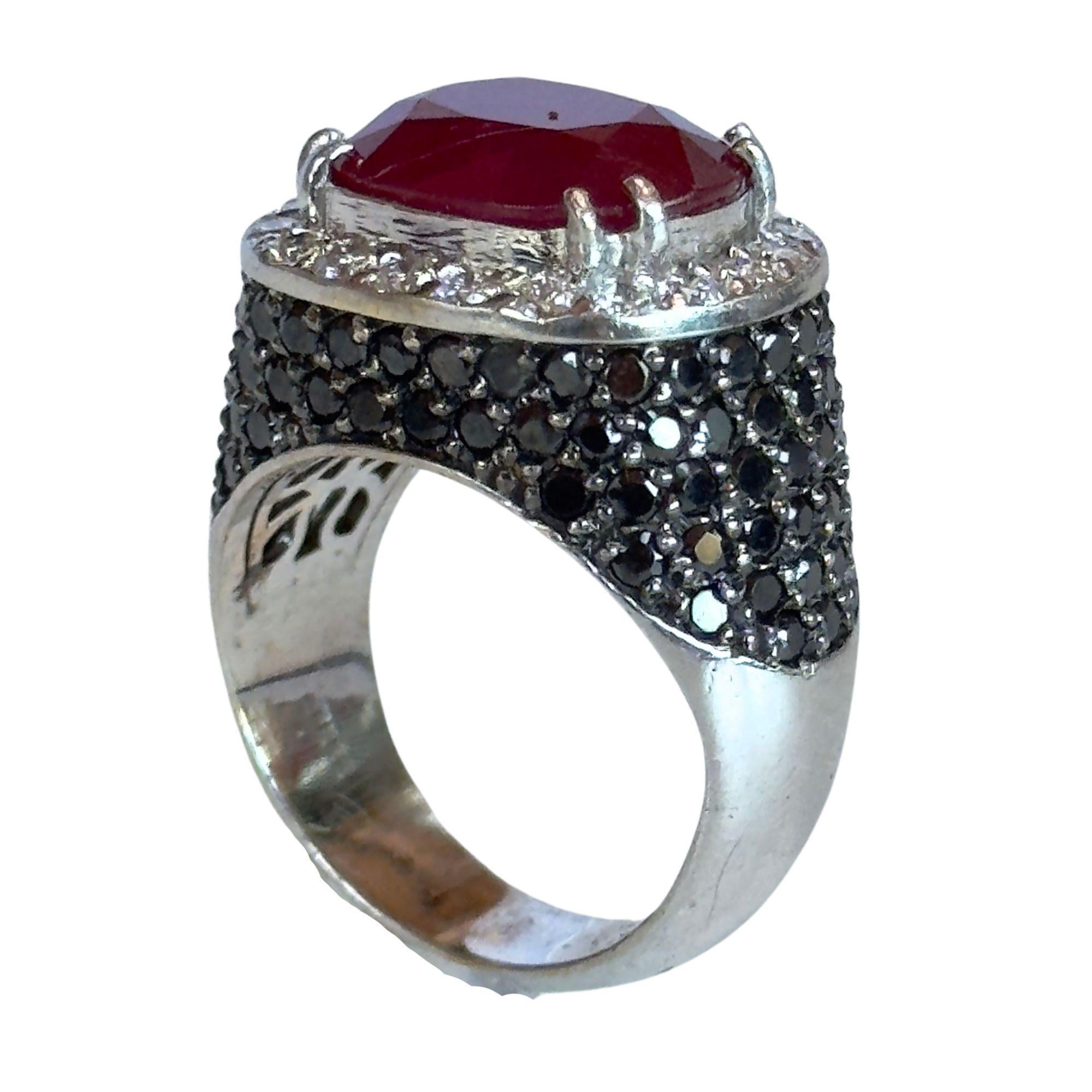 Taille ovale Bague en diamant et rubis noir et blanc 18k en vente
