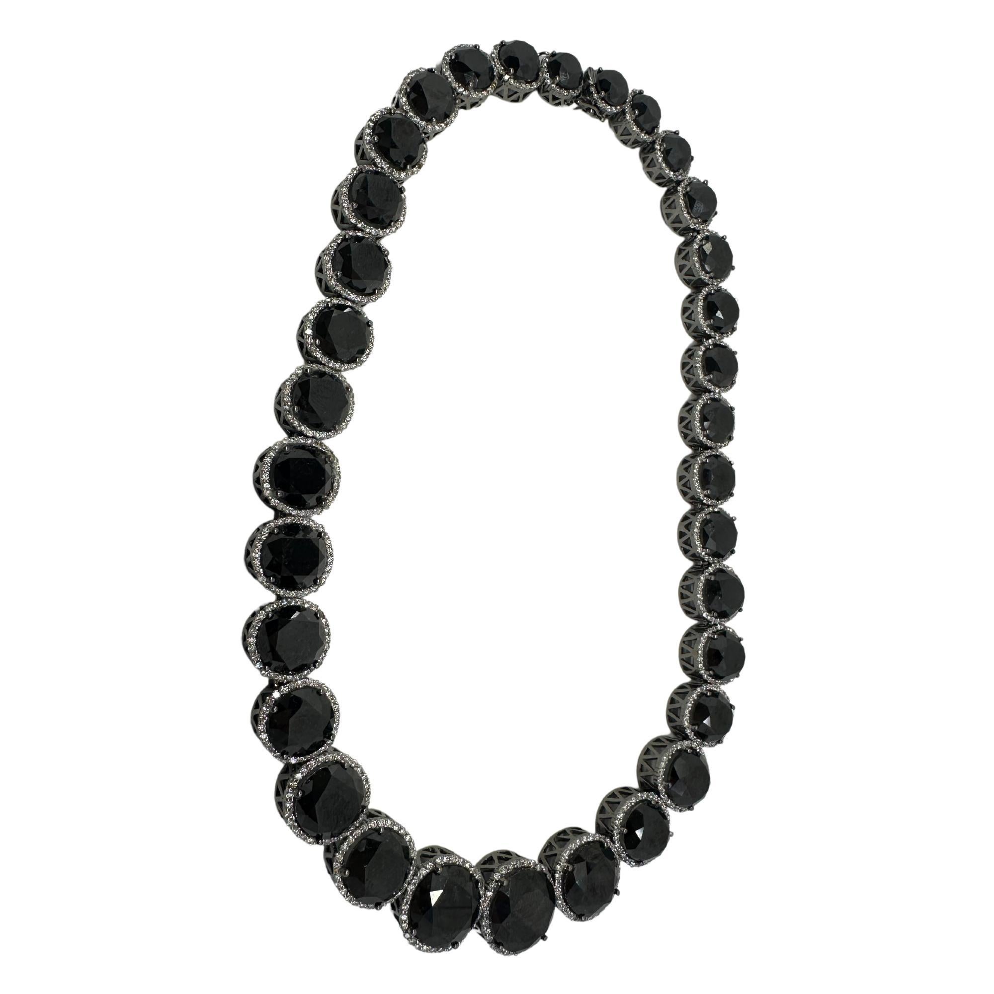 Eleva il tuo stile con la nostra squisita collana a girocollo con diamanti bianchi e neri a 18 carati! Realizzata con 7,30 carati di splendidi diamanti bianchi e 165,98 carati di audaci diamanti neri, questa collana da 16,5 pollici è l'emblema