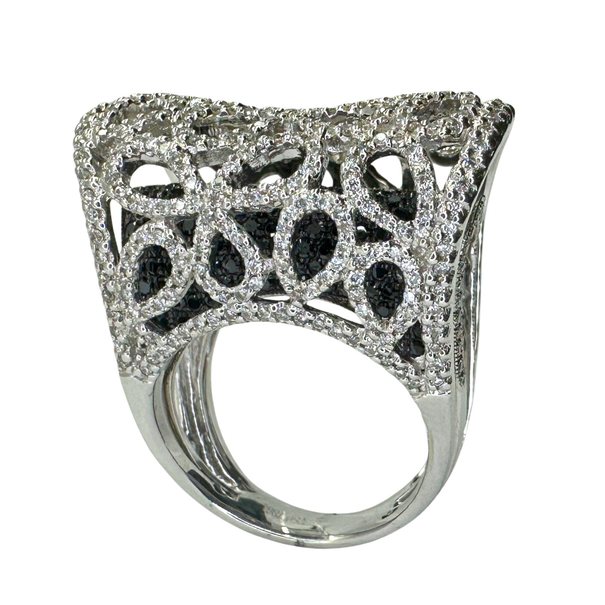 Round Cut 18k Black and White Diamond Cocktail Ring For Sale