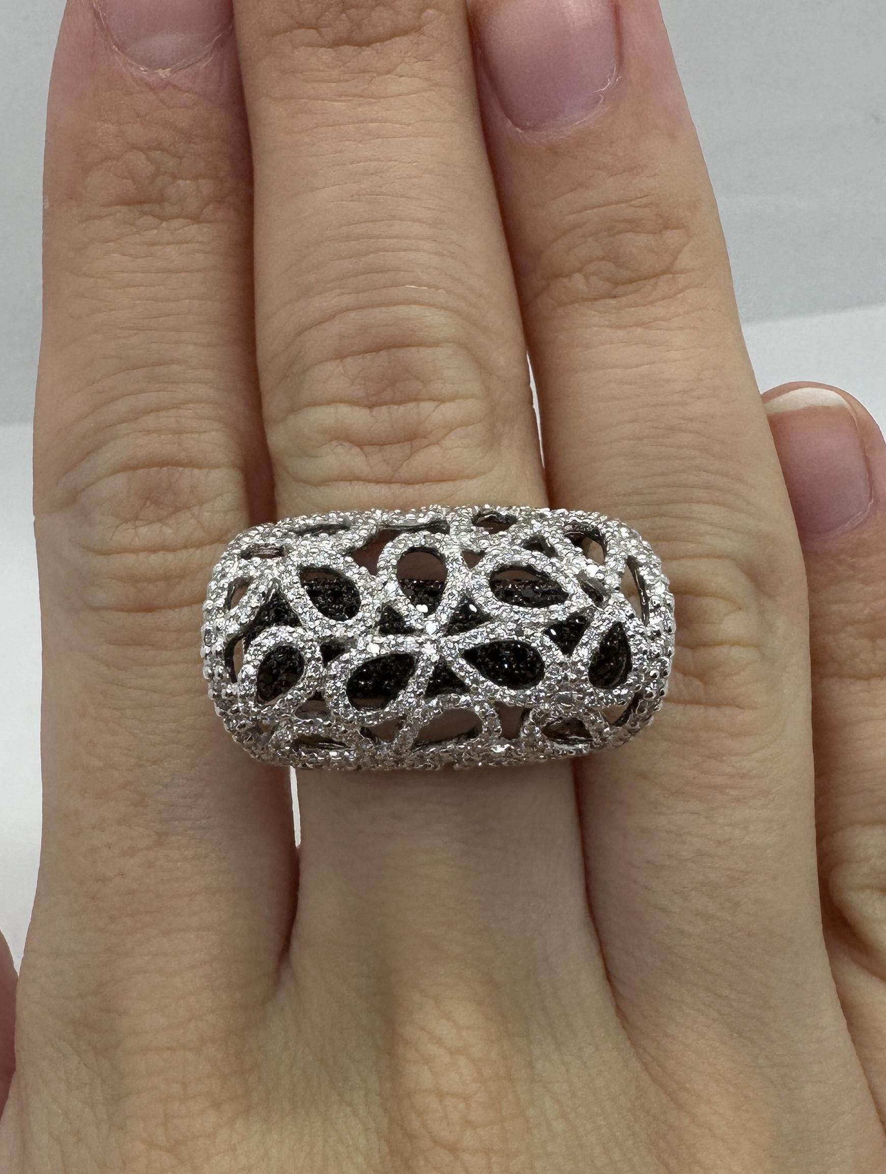 18k Black and White Diamond Cocktail Ring For Sale 4