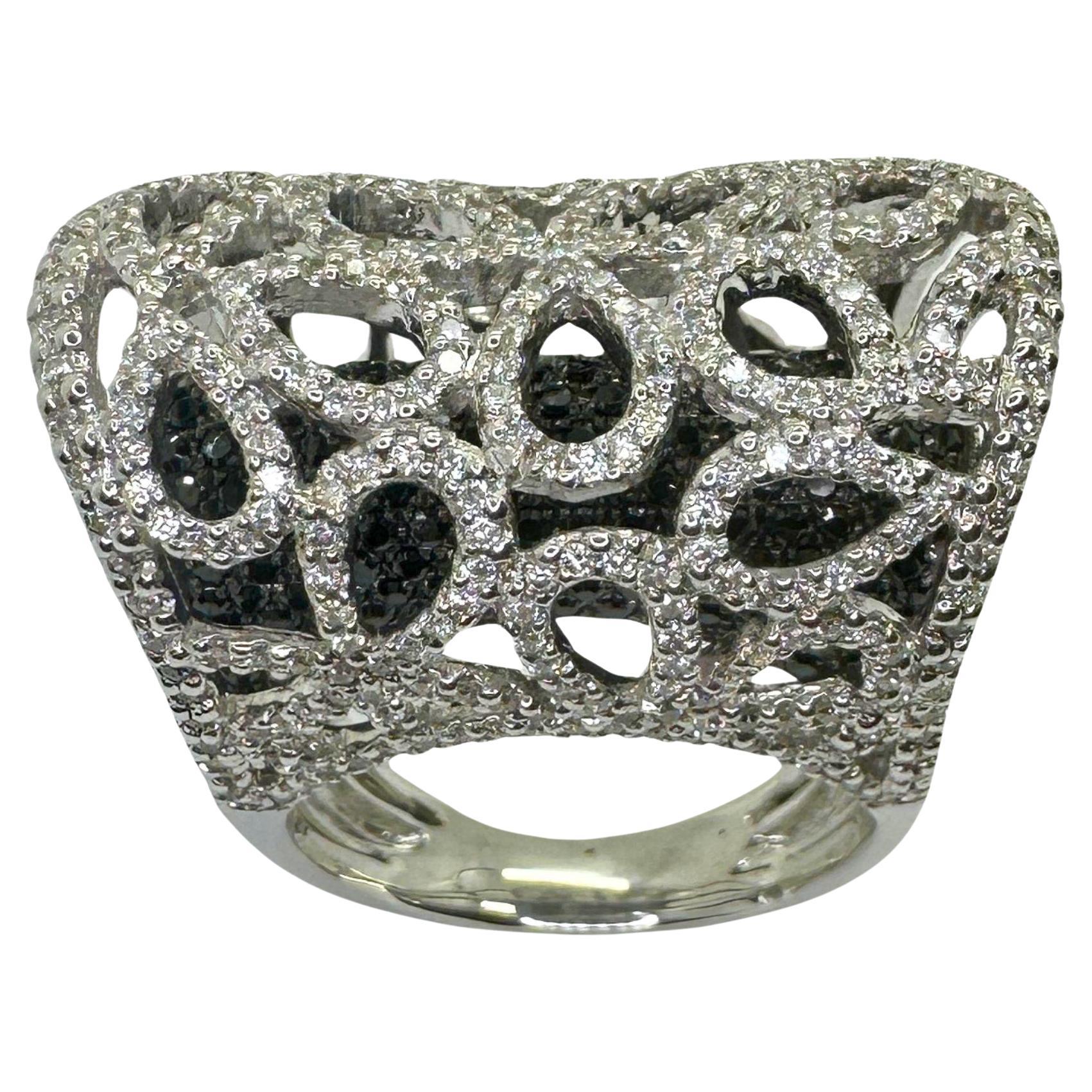 18k Black and White Diamond Cocktail Ring For Sale