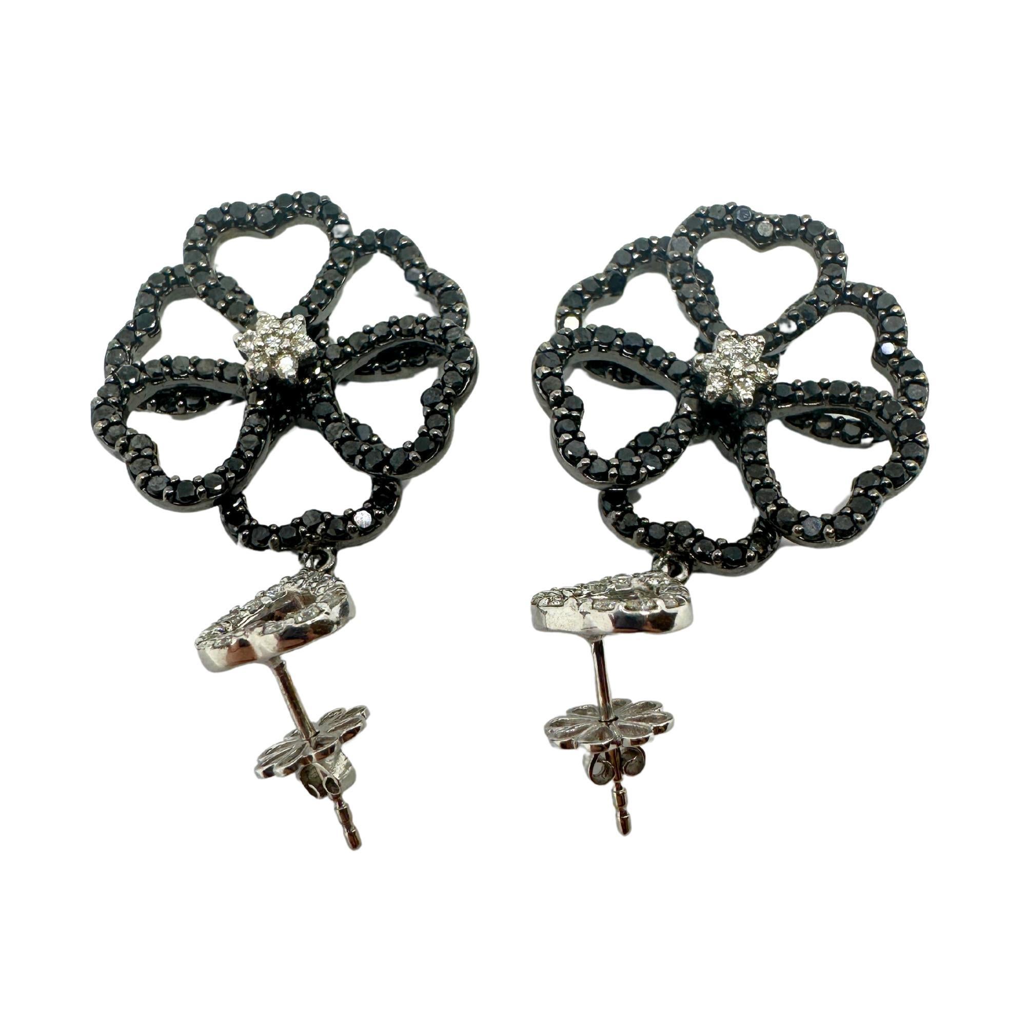 18k Black and White Diamond Flower Earrings In Good Condition For Sale In New York, NY