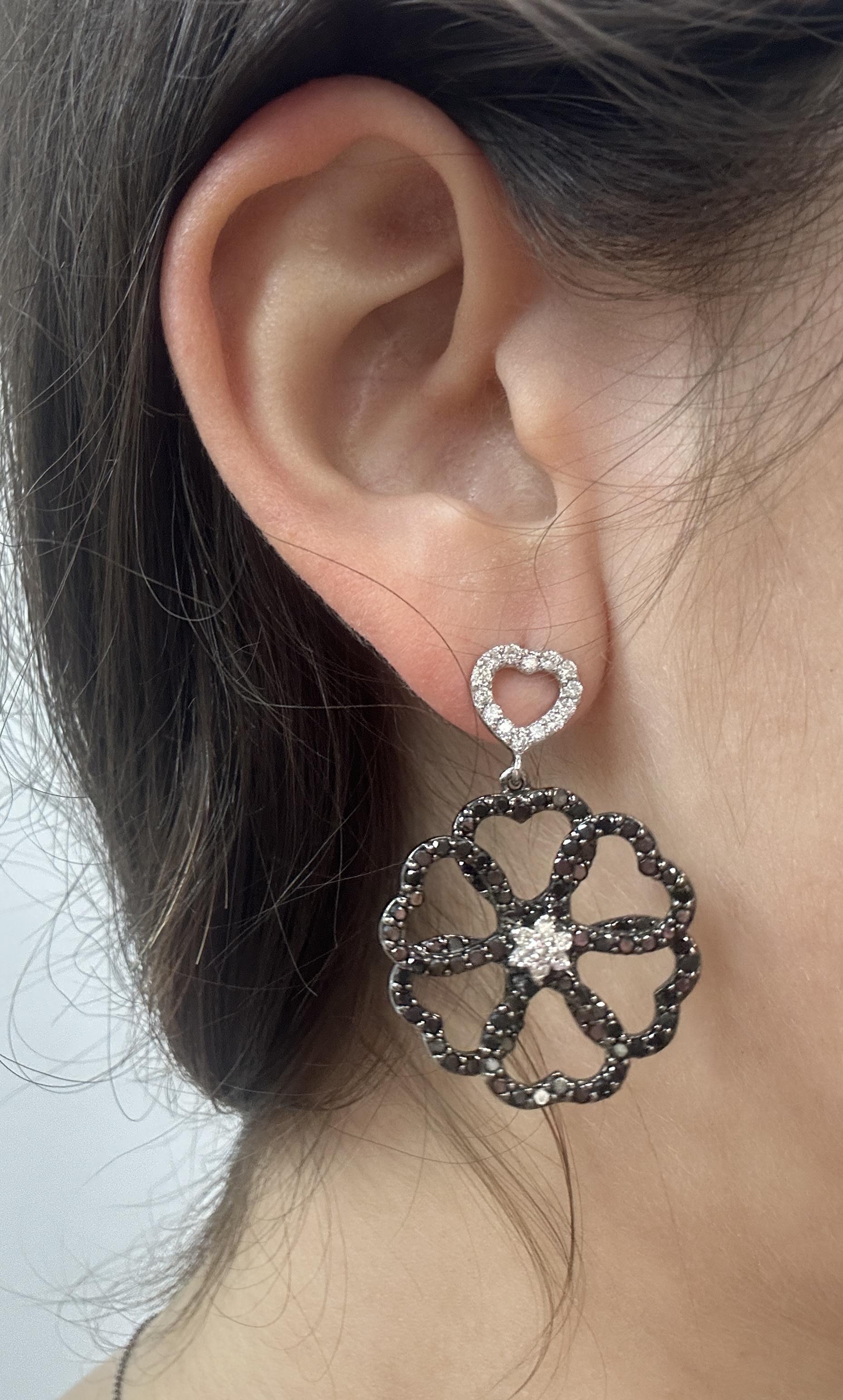 18k Black and White Diamond Flower Earrings For Sale 1