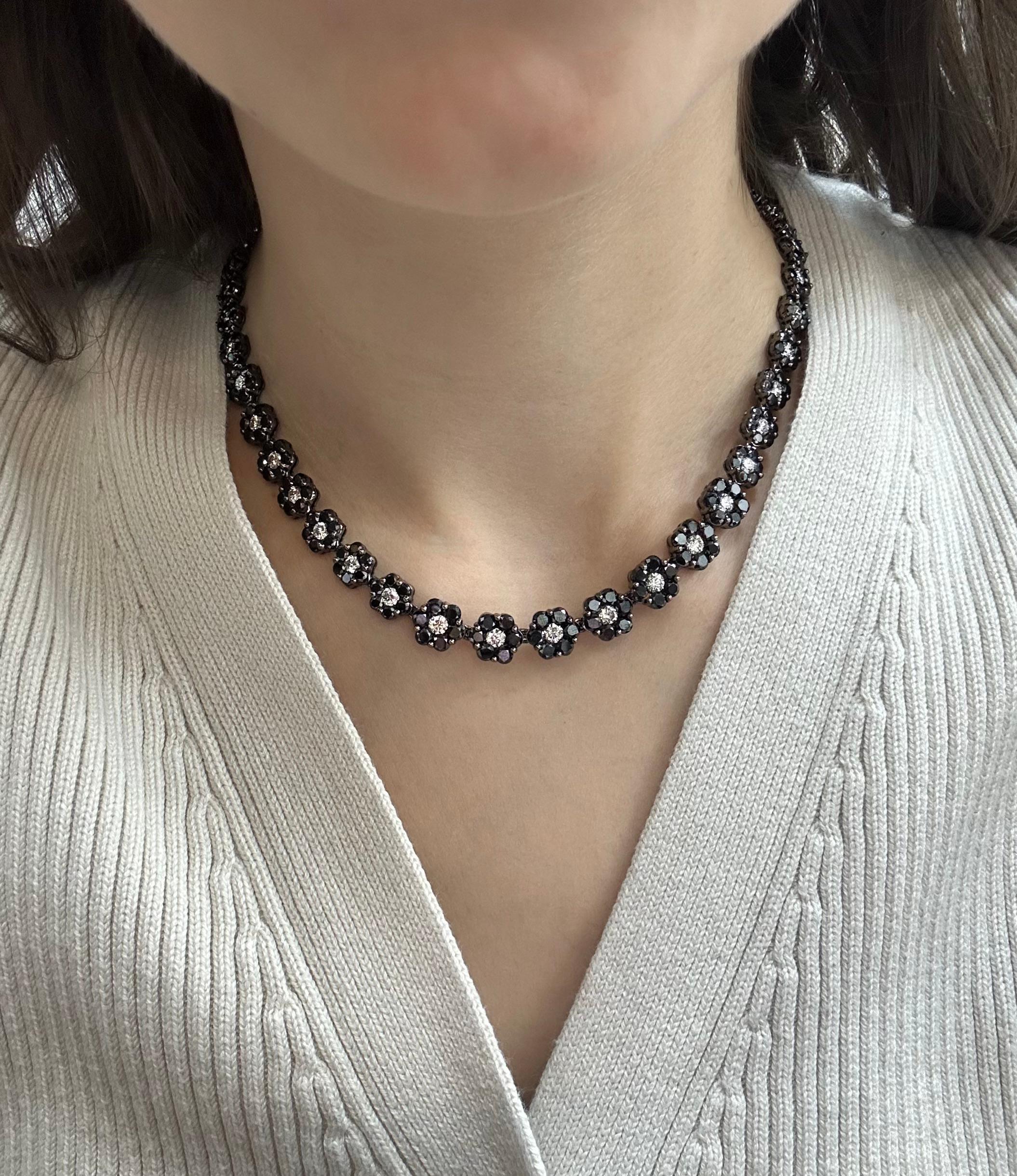 18K Schwarzer und weißer Diamant Blumenhalskette (Rundschliff) im Angebot