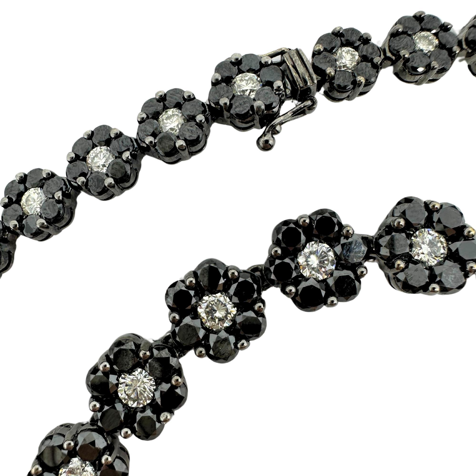 18K Schwarzer und weißer Diamant Blumenhalskette im Zustand „Gut“ im Angebot in New York, NY