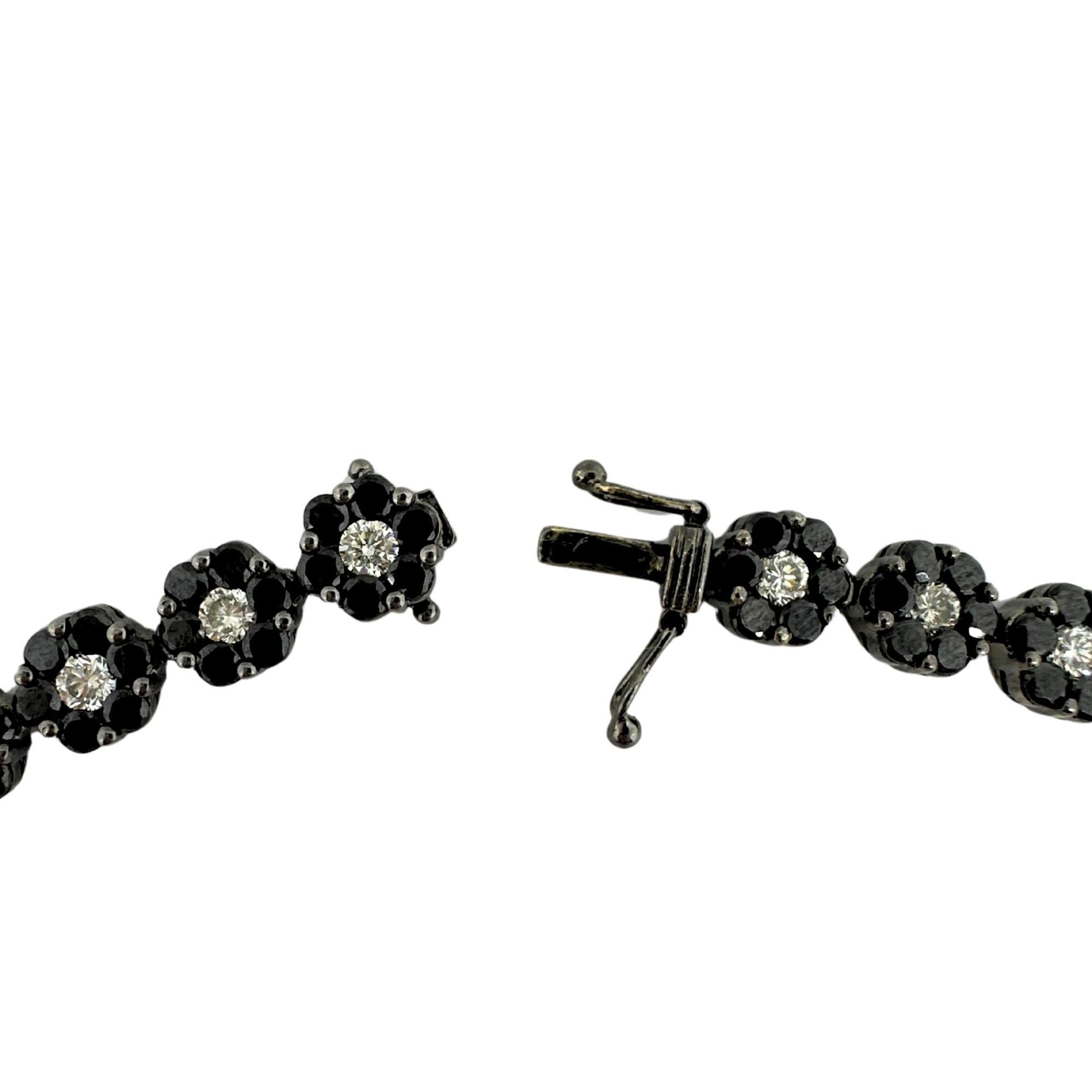 18K Schwarzer und weißer Diamant Blumenhalskette im Angebot 2