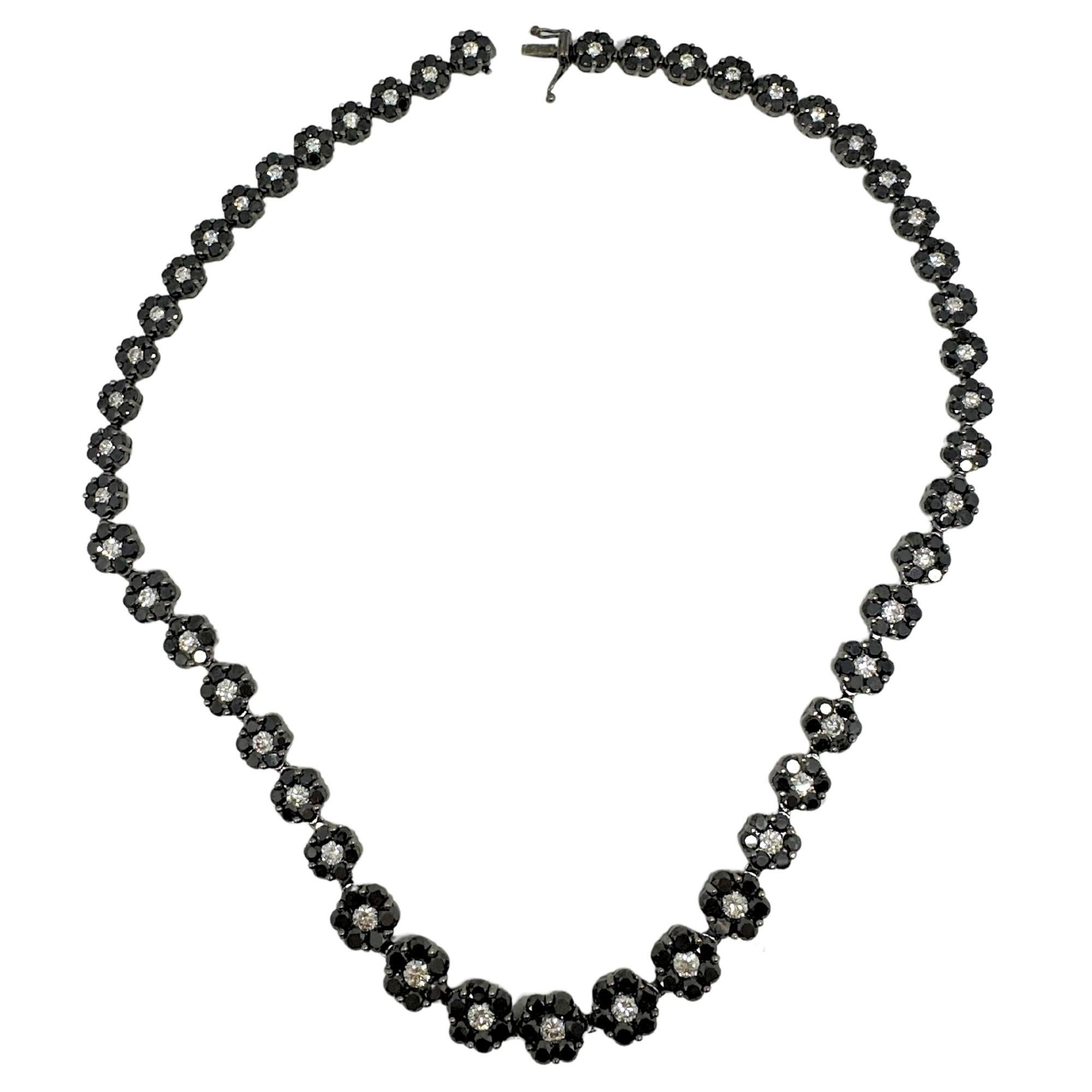 18K Schwarzer und weißer Diamant Blumenhalskette im Angebot 3