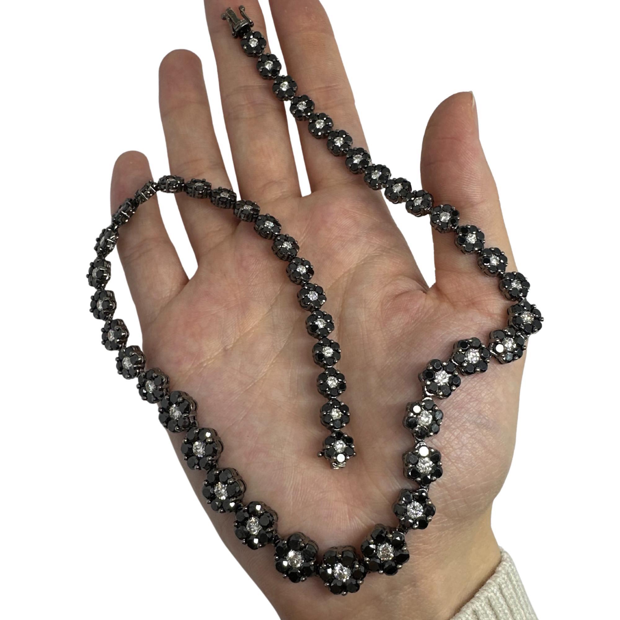 18K Schwarzer und weißer Diamant Blumenhalskette im Angebot 4