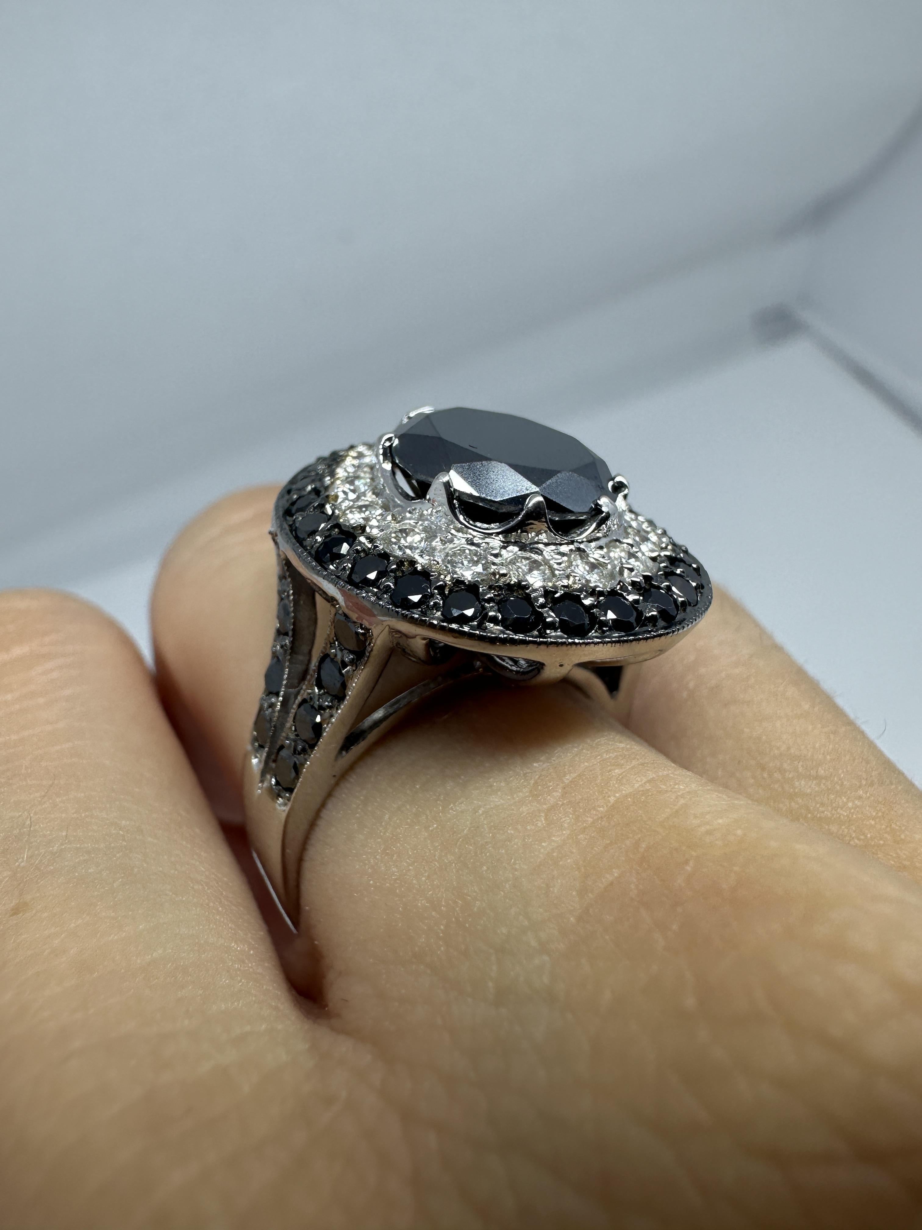 Anello con diamanti bianchi e neri a 18 carati in vendita 6