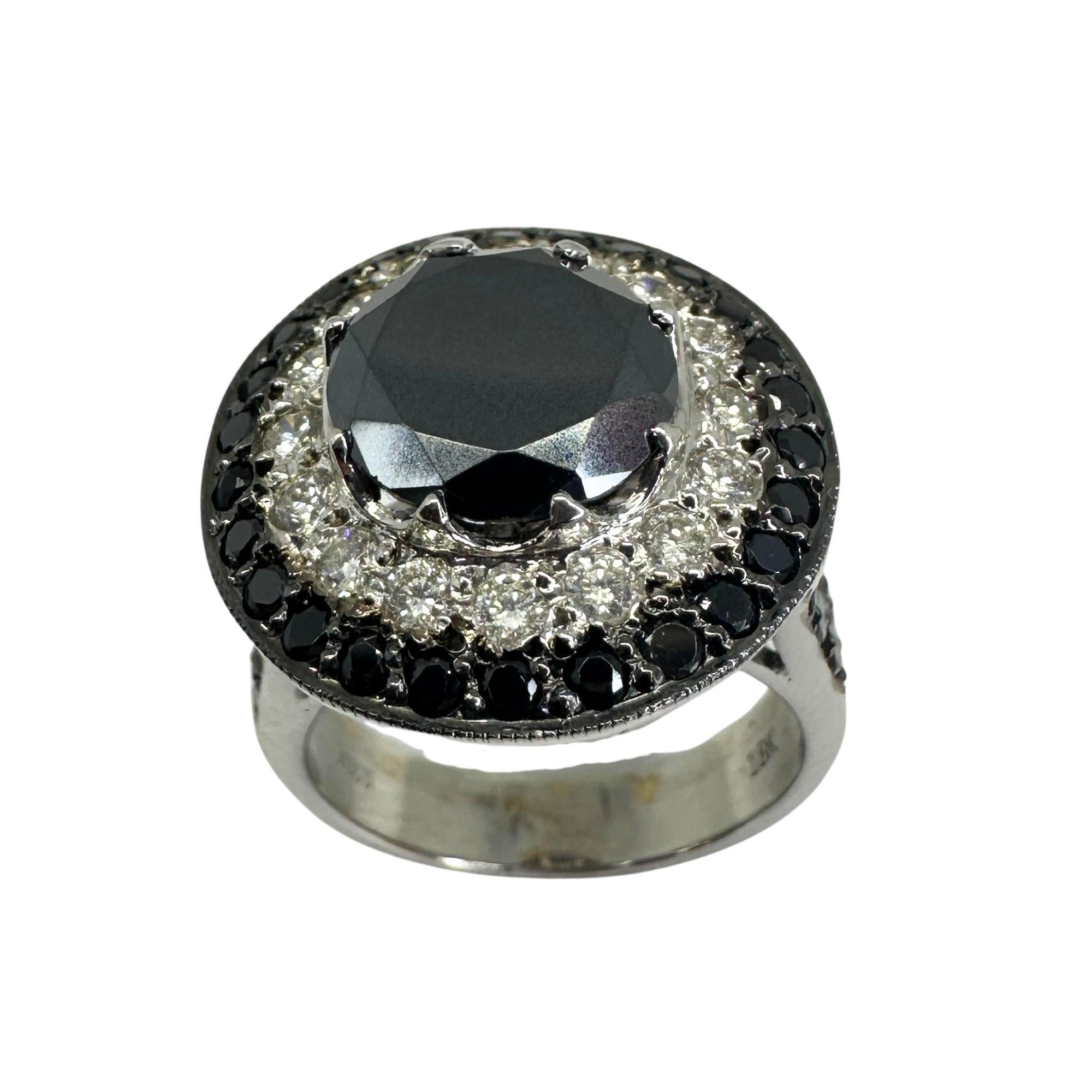 Impreziosisci qualsiasi outfit con questo splendido anello con diamante bianco e nero a 18 carati. Il suo elegante design presenta un totale di 0,60 carati di diamanti bianchi e 5,84 carati di diamanti neri, tutti incastonati nel lussuoso oro bianco