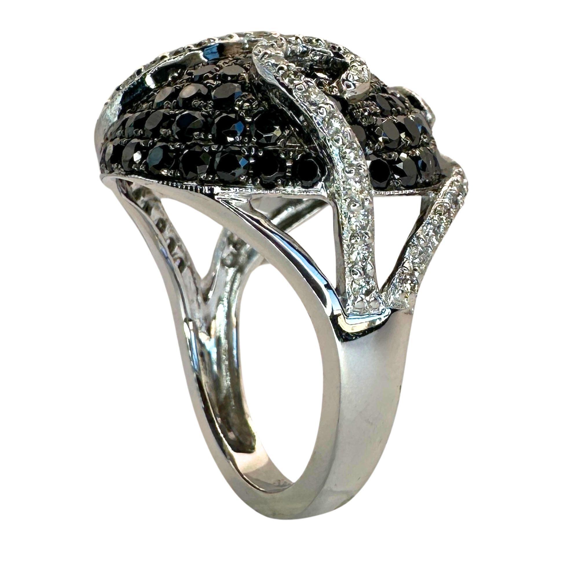 Round Cut 18k Black and White Diamond Ring For Sale