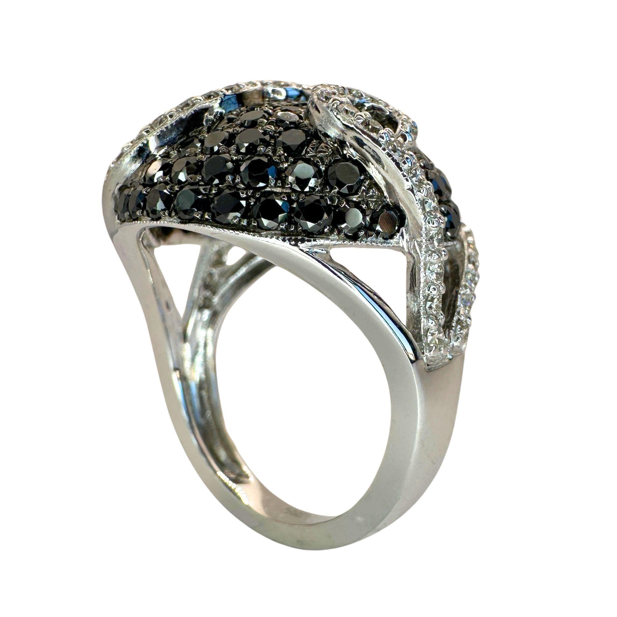 18k Black and White Diamond Ring In Good Condition For Sale In New York, NY