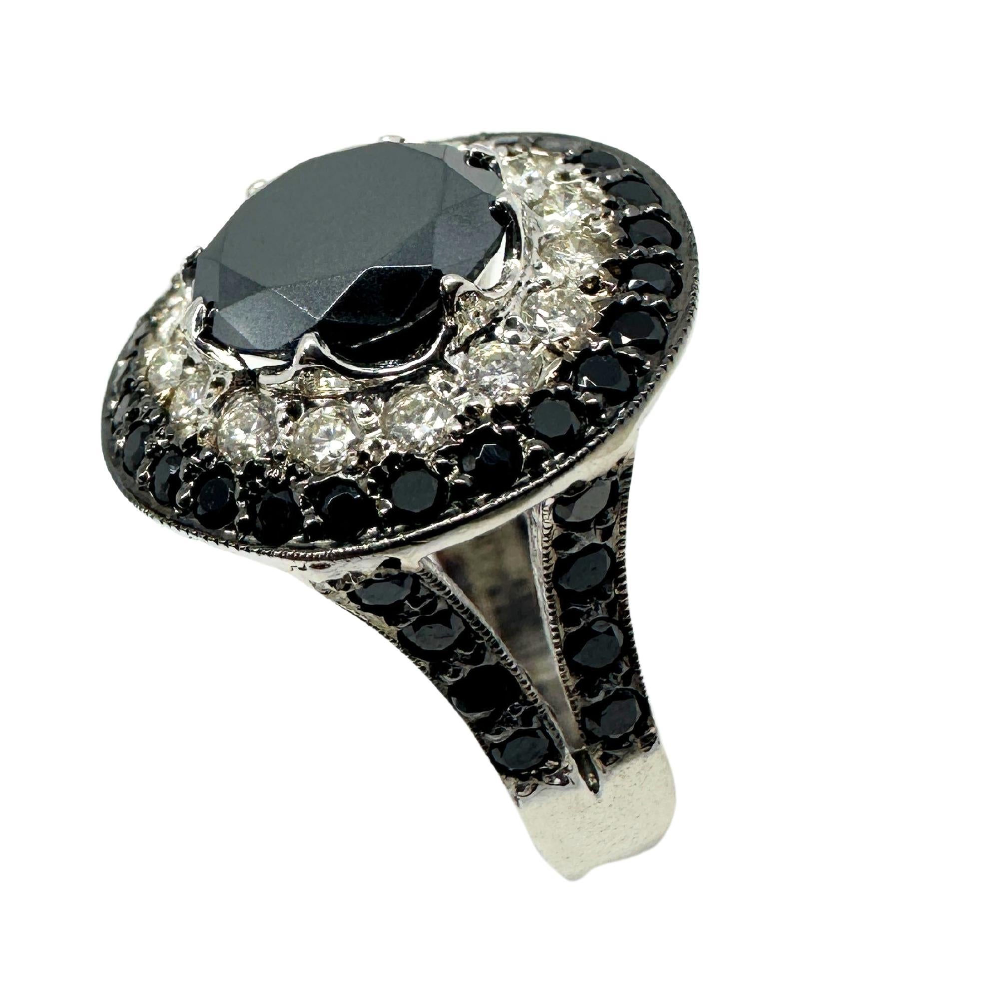 Anello con diamanti bianchi e neri a 18 carati in vendita 2