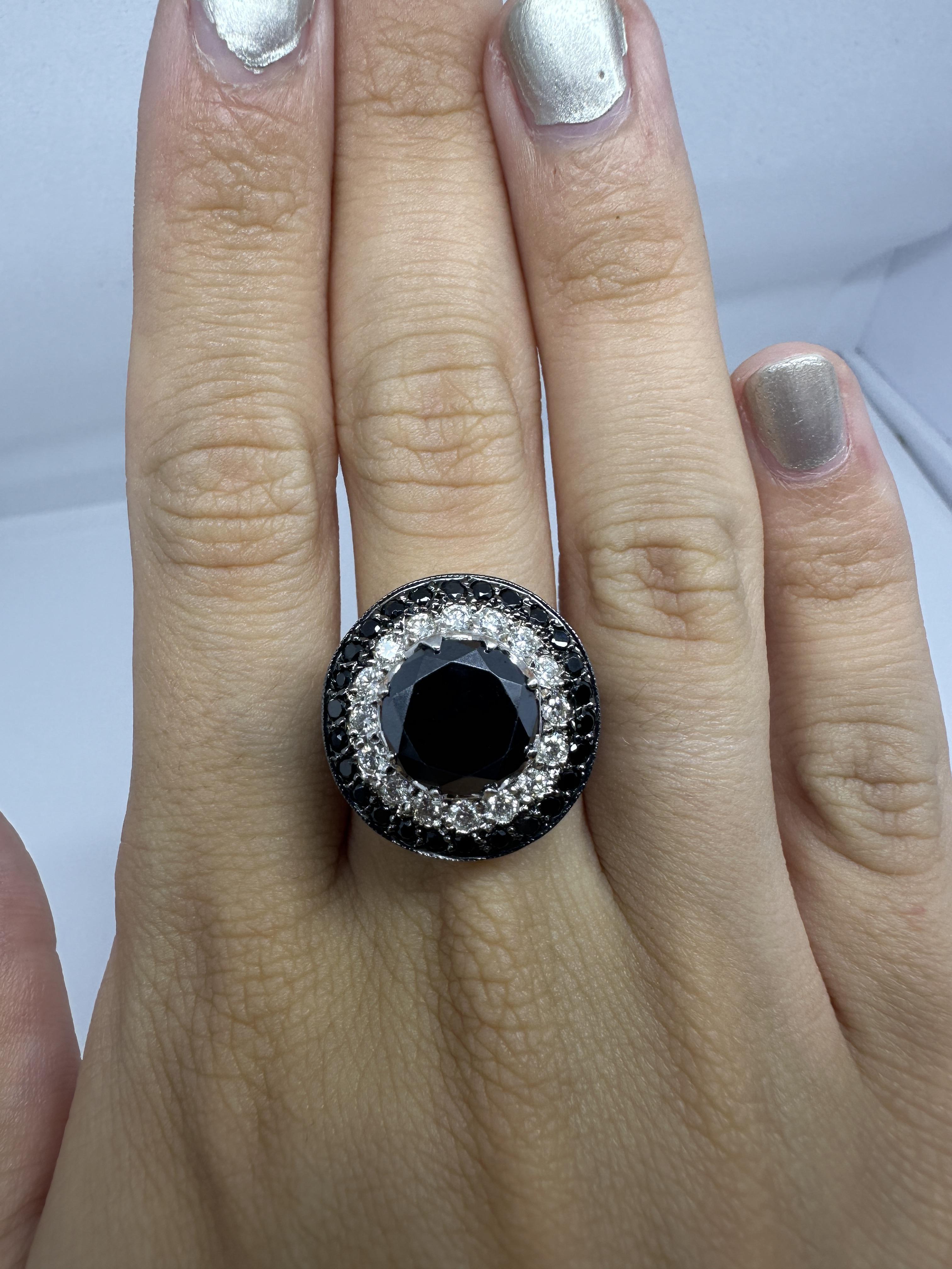 Anello con diamanti bianchi e neri a 18 carati in vendita 4