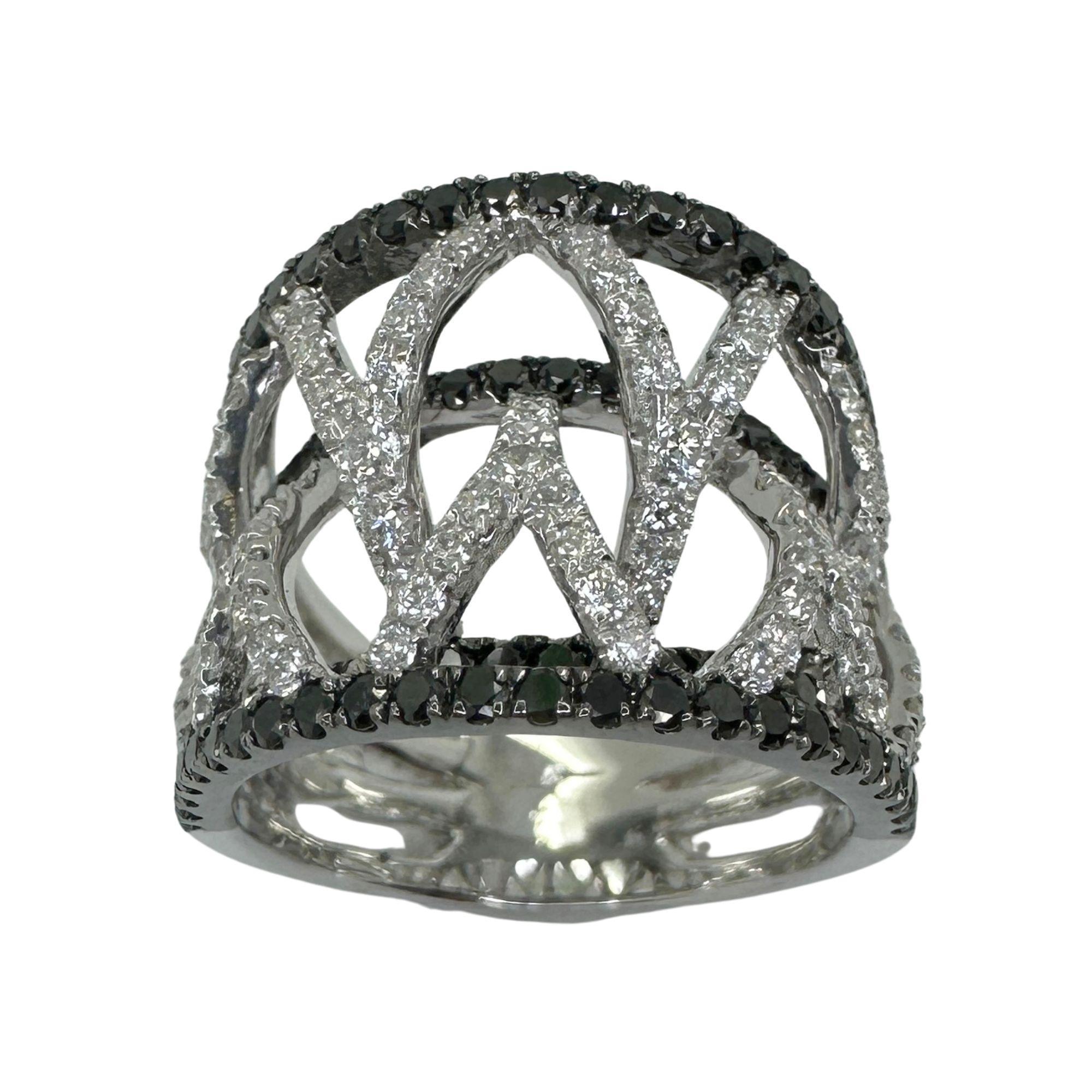Erhöhen Sie Ihren Stil mit unserem atemberaubenden 18k Black and White Diamond Wide Band Ring. Dieser aus 18 Karat Weißgold gefertigte Ring hat ein Gesamtgewicht von 2,04 Karat aus schwarzen und weißen Diamanten. Das schlanke Design und die Größe