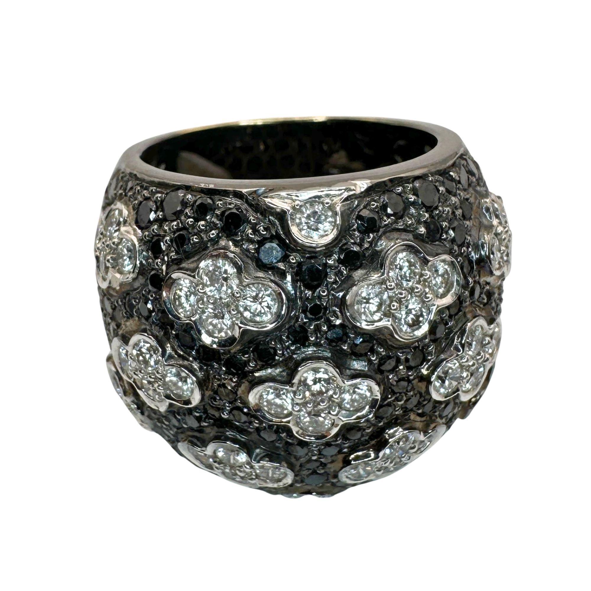 This stunning 18k gold wide band ring features 1.17 carats of sparkling white diamonds and 2.83 carats of striking black diamonds. In good condition with minor surface wear, this ring is sure to make a statement. With a weight of 18 grams and a ring