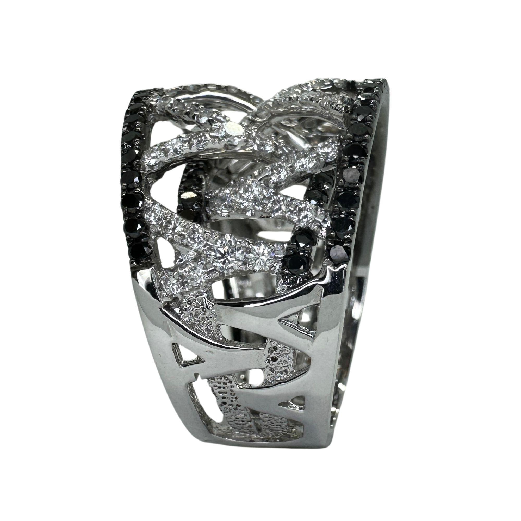 18k Schwarzer und weißer Diamant Ring mit breitem Band (Rundschliff) im Angebot