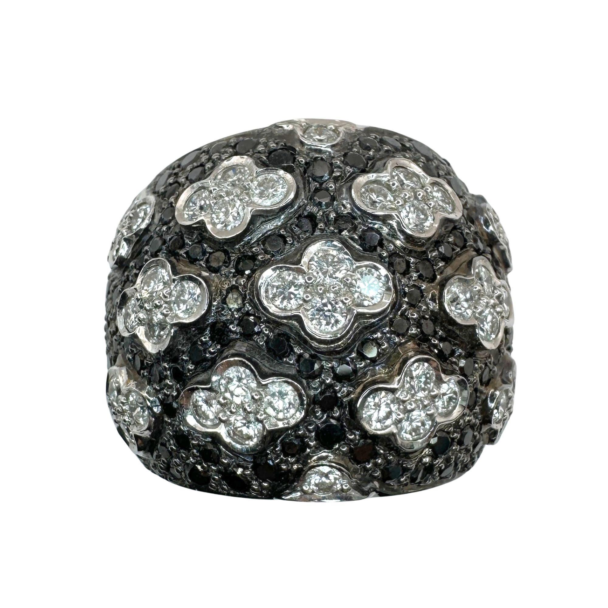 Taglio rotondo Anello a fascia larga con diamante bianco e nero 18k in vendita