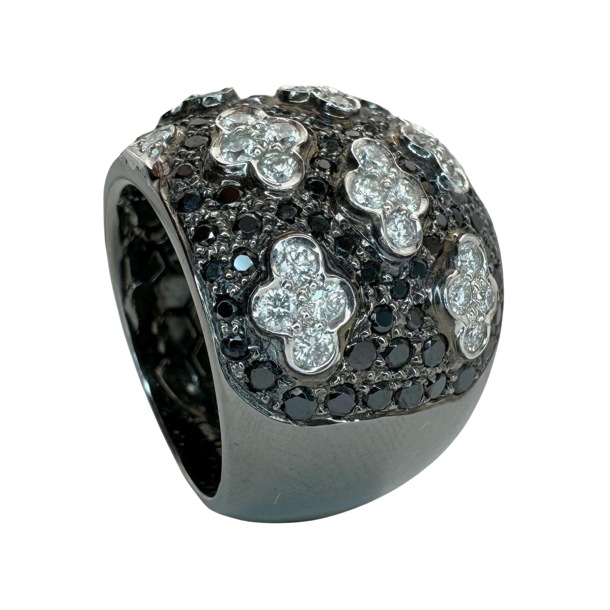 18k Black and White Diamond Wide Band Ring In Good Condition For Sale In New York, NY