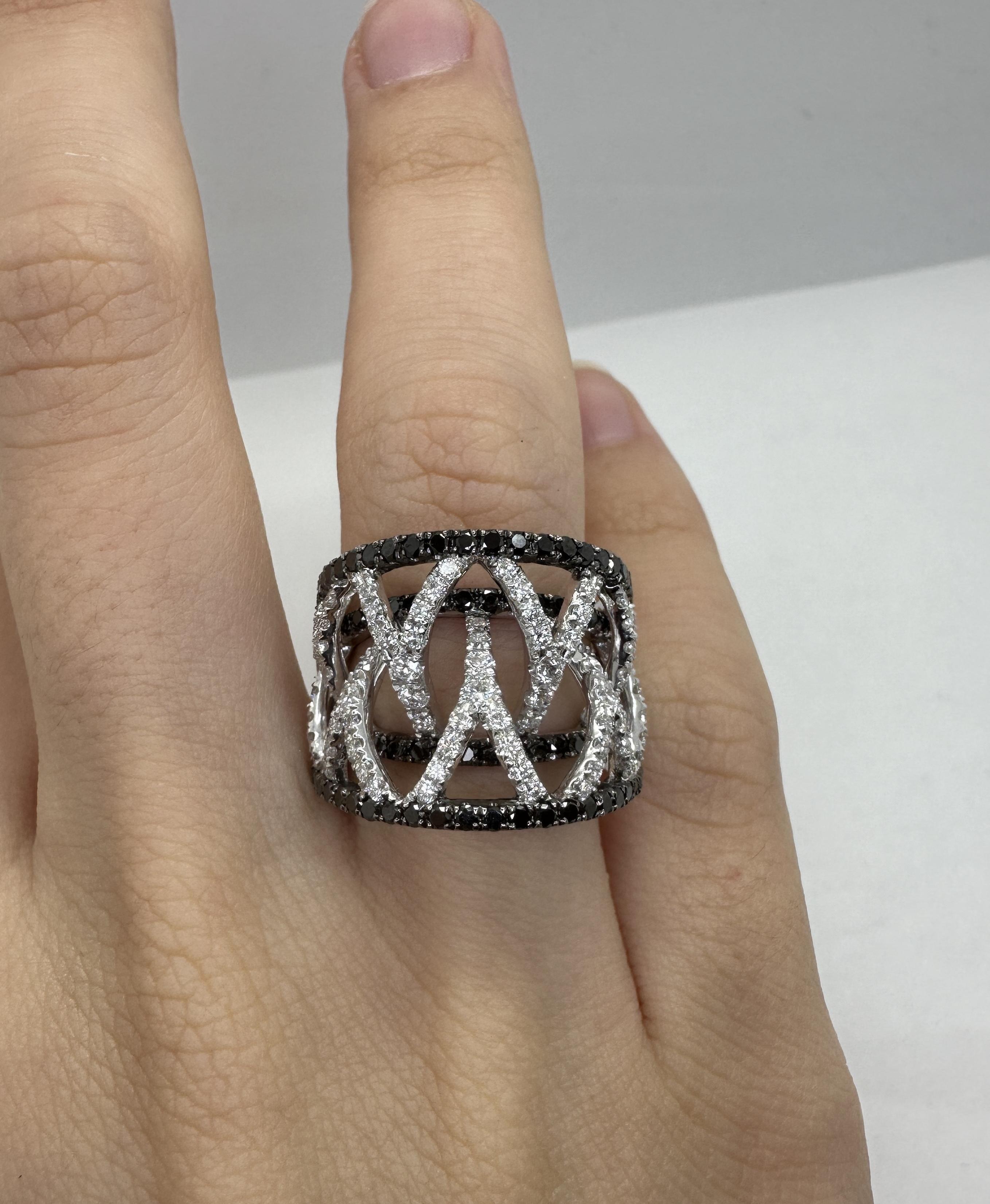 18k Schwarzer und weißer Diamant Ring mit breitem Band im Angebot 1