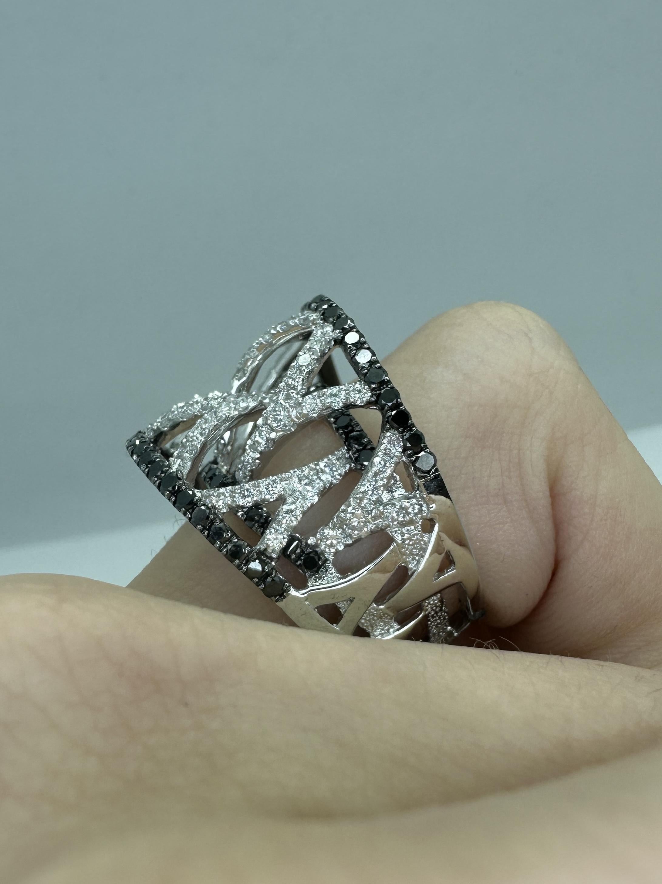 18k Schwarzer und weißer Diamant Ring mit breitem Band im Angebot 2