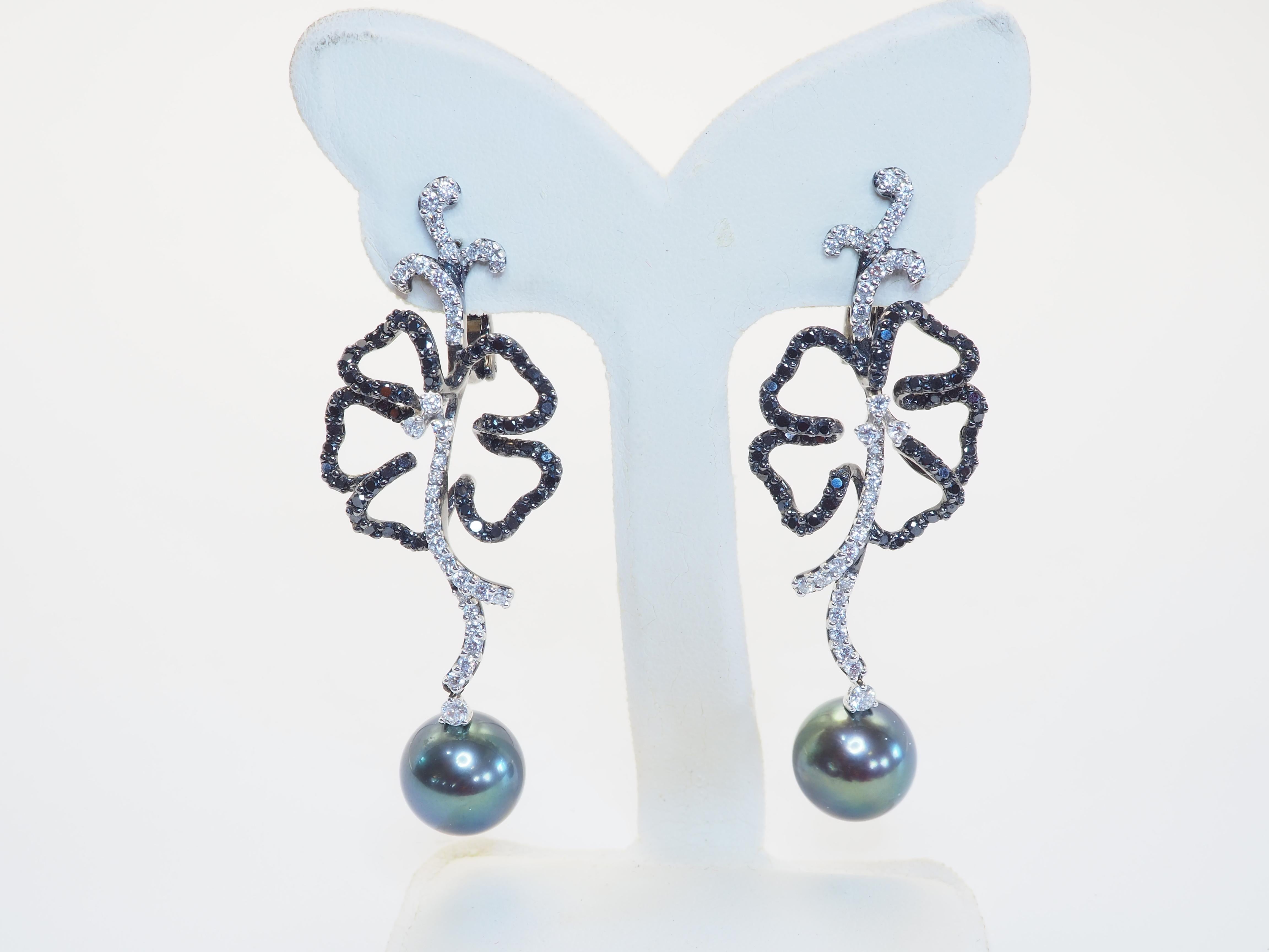 This is a work of high-end floral art. The gold is coated in black rhodium to give off fresh metal with mysterious look. The diamonds are of colorless and black color set in unison. Finally, the greenish black color Tahitian pearl pairs are almost