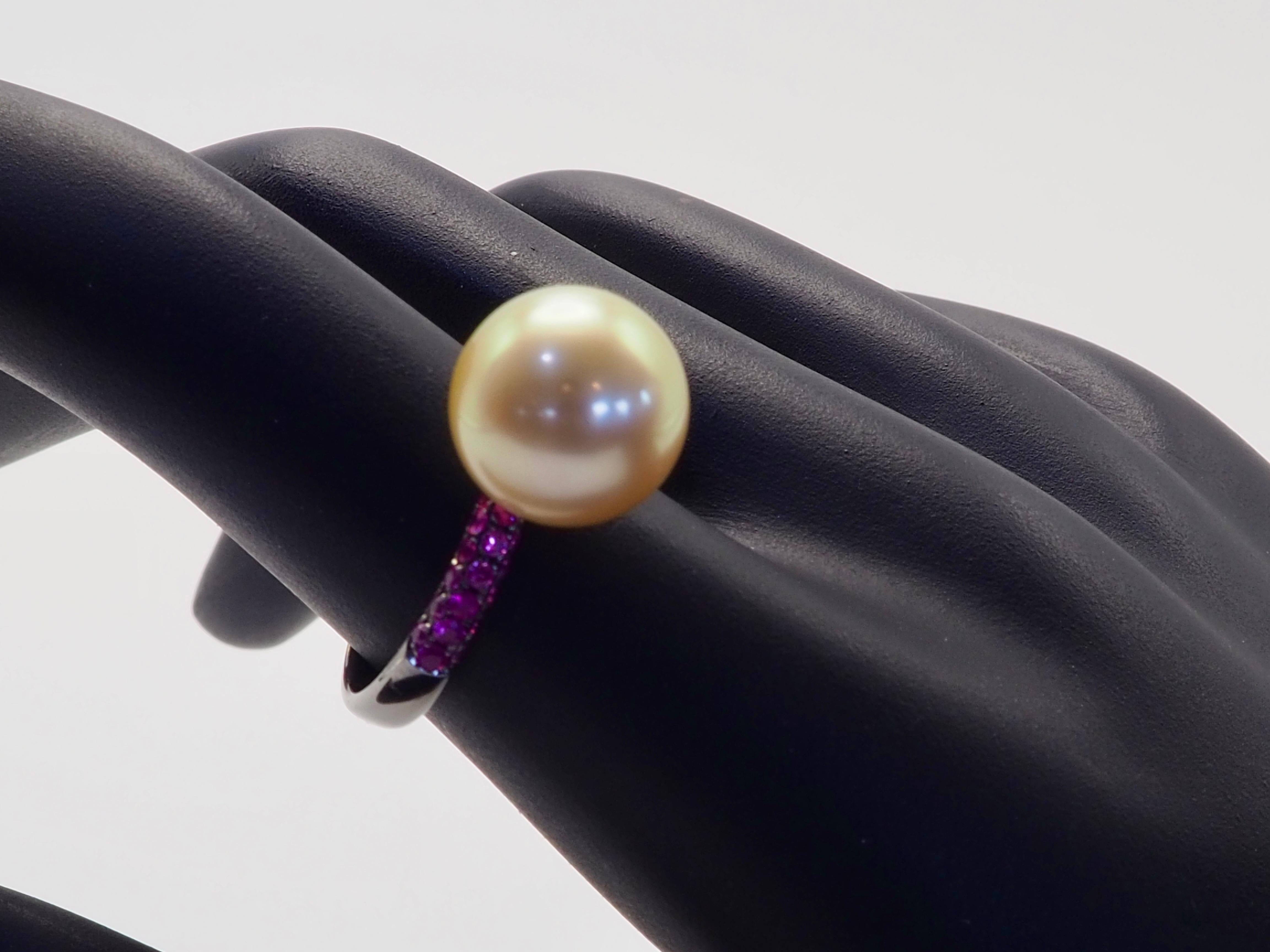 Anillo de cóctel de oro negro de 18 quilates con perla dorada del Mar del Sur de 11 mm y zafiro rosa de 0,62 ct en venta 5