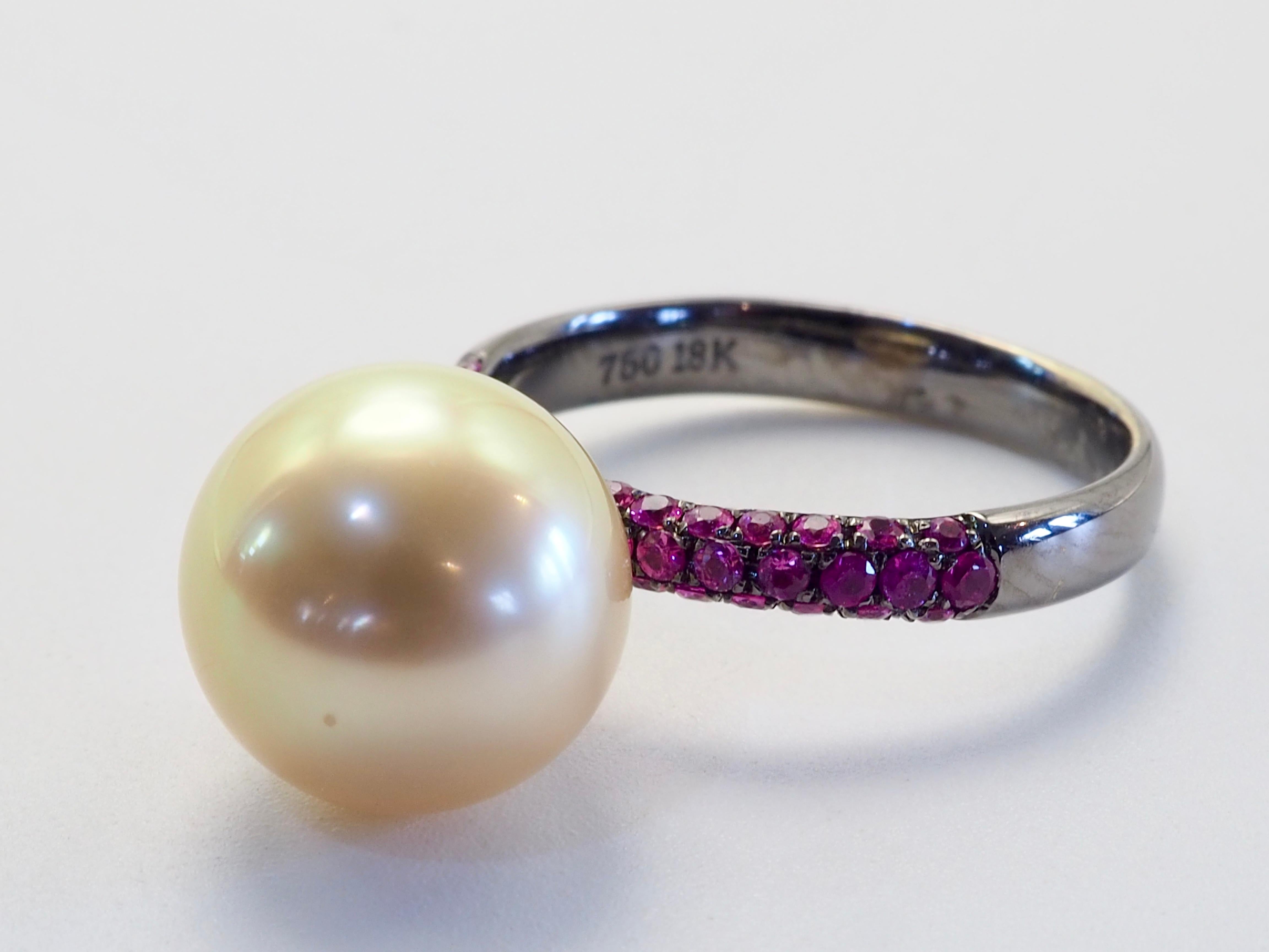 Anillo de cóctel de oro negro de 18 quilates con perla dorada del Mar del Sur de 11 mm y zafiro rosa de 0,62 ct Corte redondo en venta