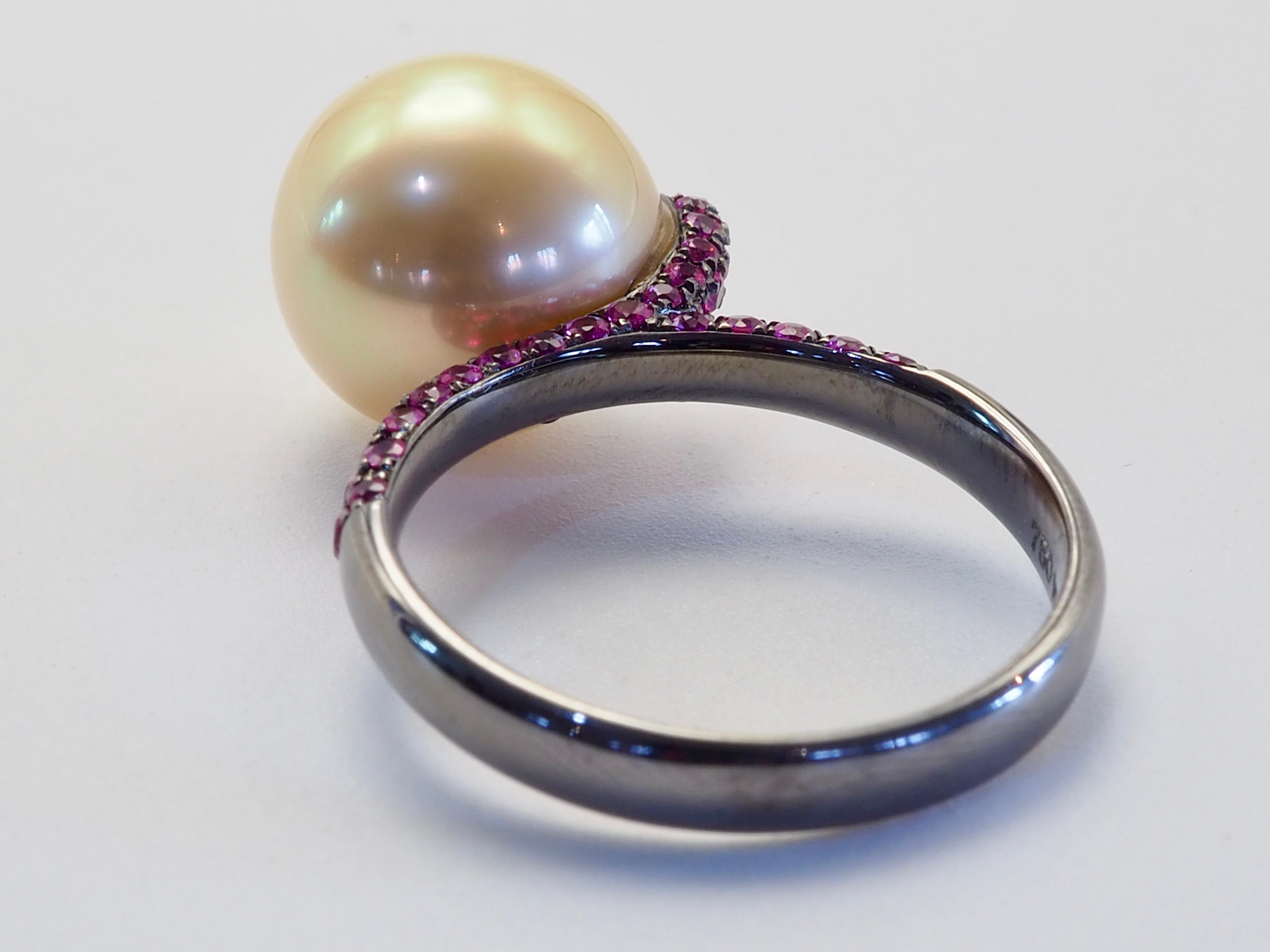 Anillo de cóctel de oro negro de 18 quilates con perla dorada del Mar del Sur de 11 mm y zafiro rosa de 0,62 ct en Nuevo estado para la venta en เกาะสมุย, TH