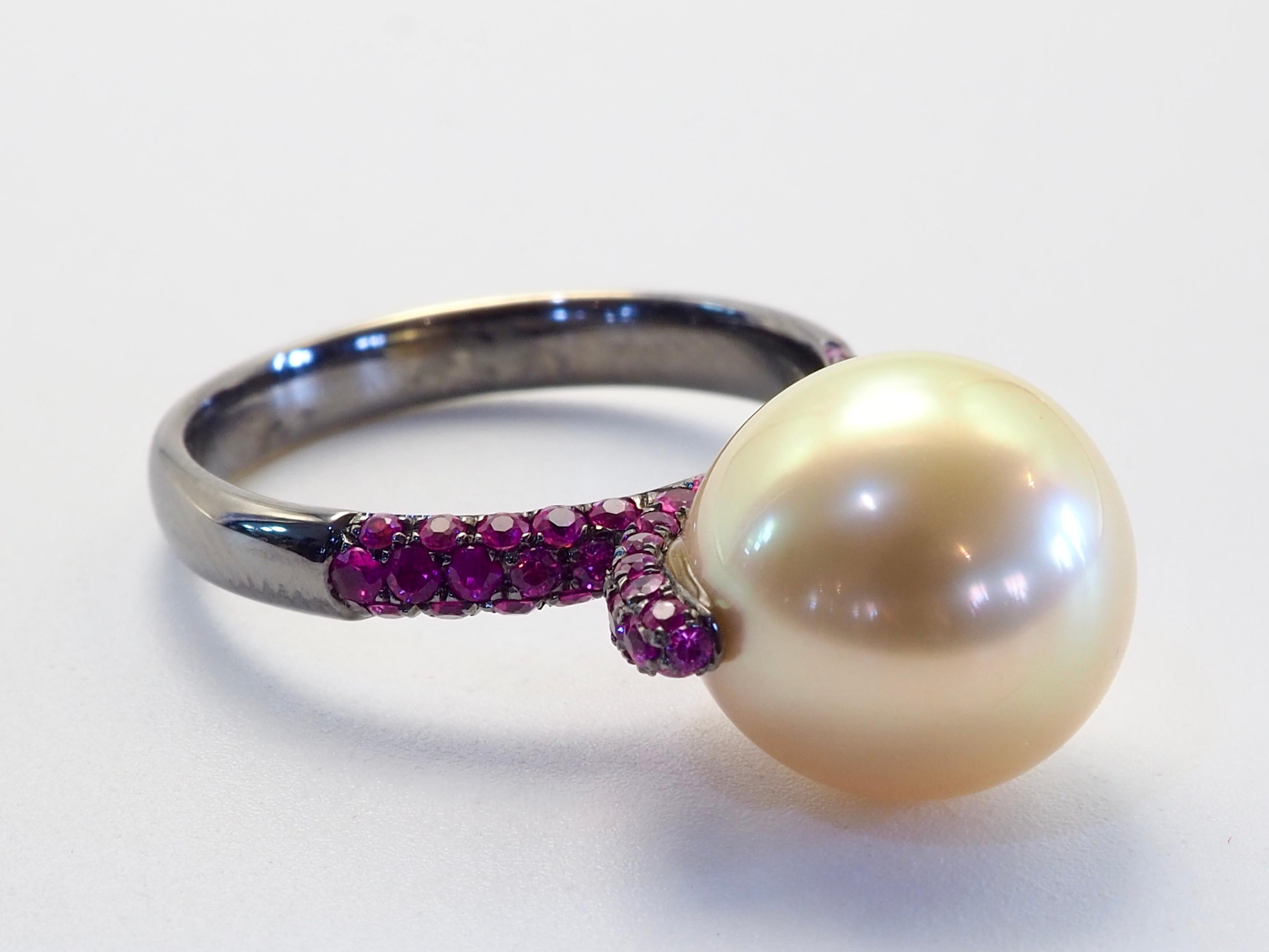 Femenino o masculino Anillo de cóctel de oro negro de 18 quilates con perla dorada del Mar del Sur de 11 mm y zafiro rosa de 0,62 ct en venta