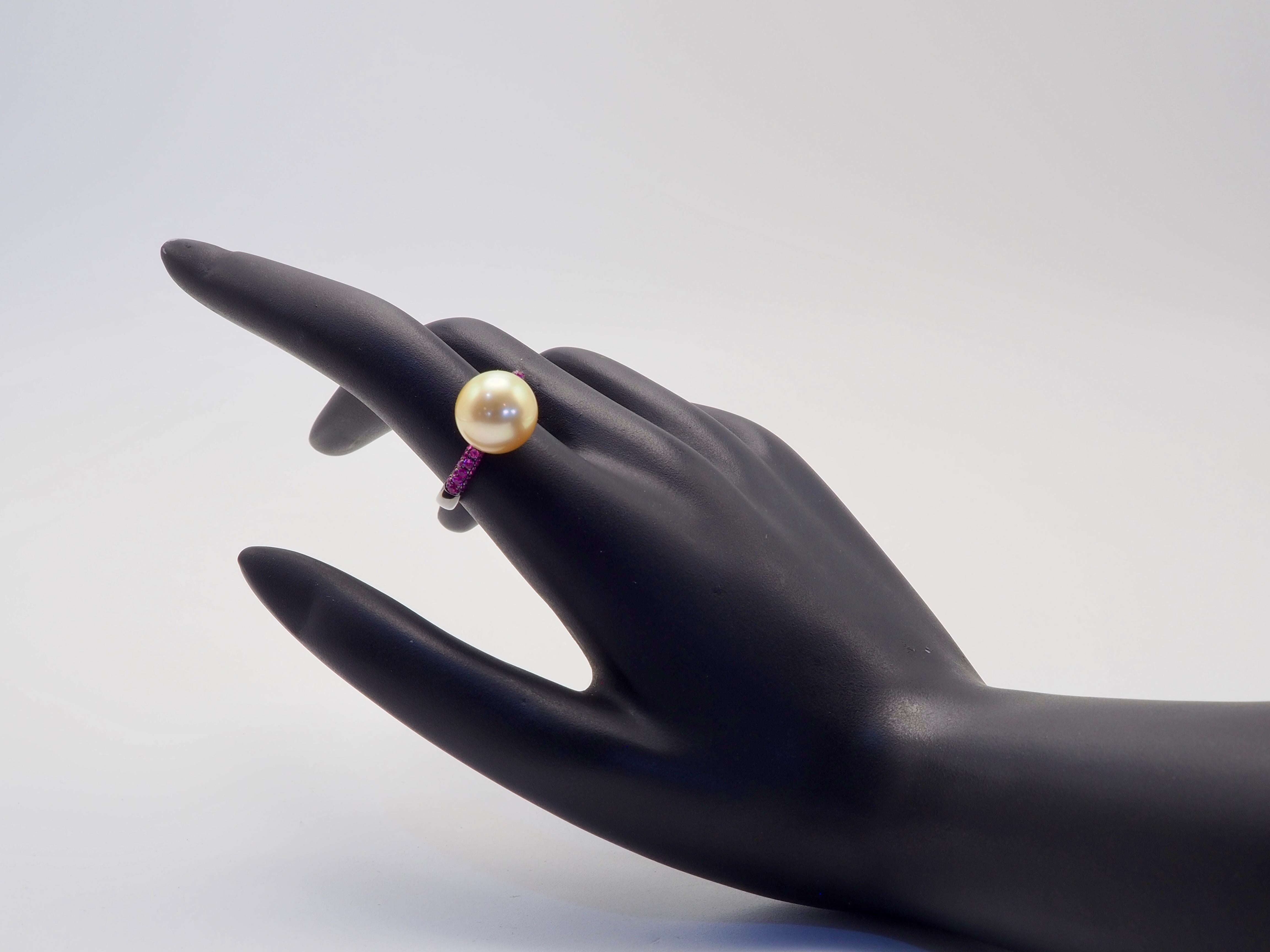 Anillo de cóctel de oro negro de 18 quilates con perla dorada del Mar del Sur de 11 mm y zafiro rosa de 0,62 ct en venta 1