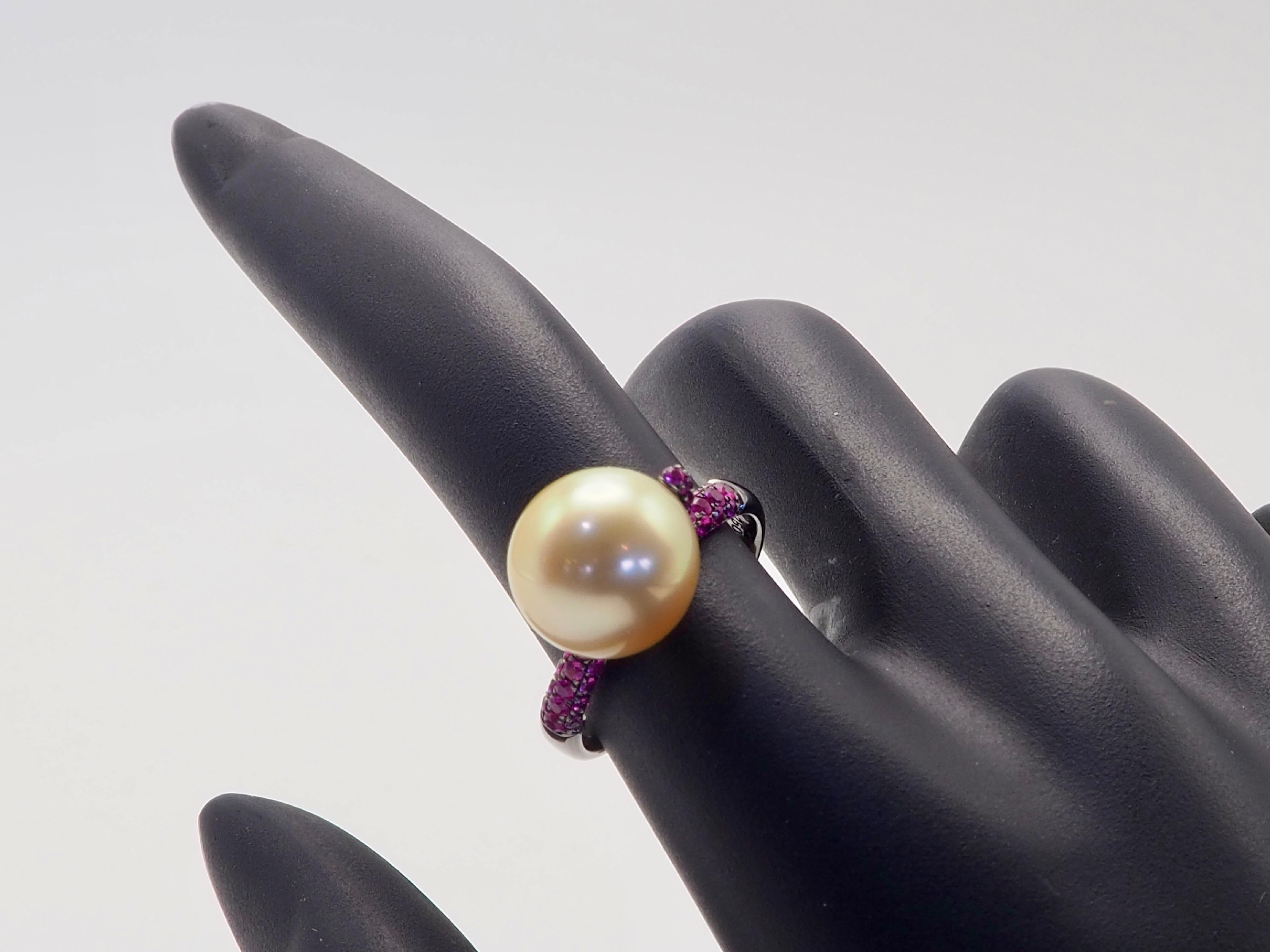 Anillo de cóctel de oro negro de 18 quilates con perla dorada del Mar del Sur de 11 mm y zafiro rosa de 0,62 ct en venta 2