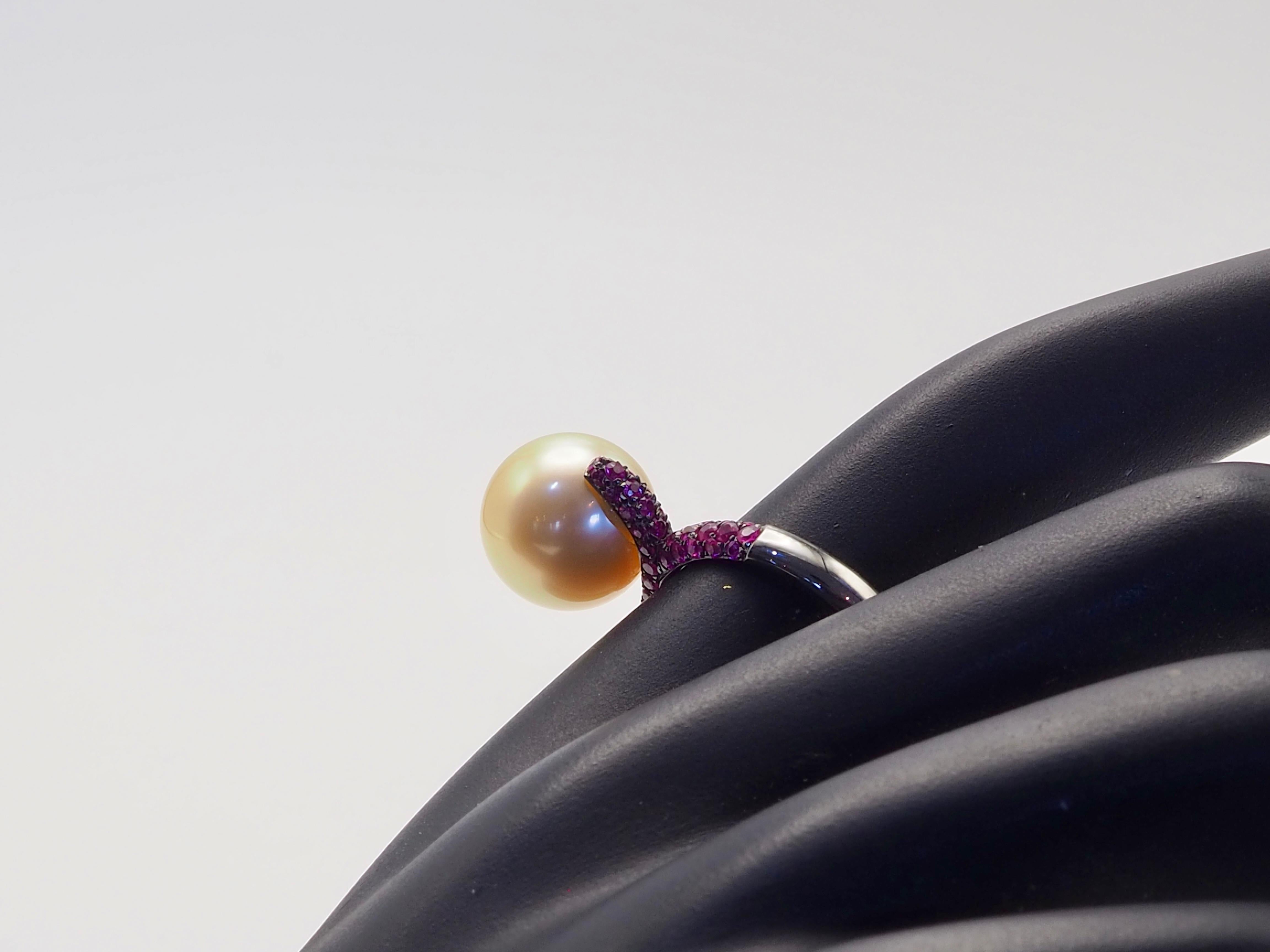 Anillo de cóctel de oro negro de 18 quilates con perla dorada del Mar del Sur de 11 mm y zafiro rosa de 0,62 ct en venta 3