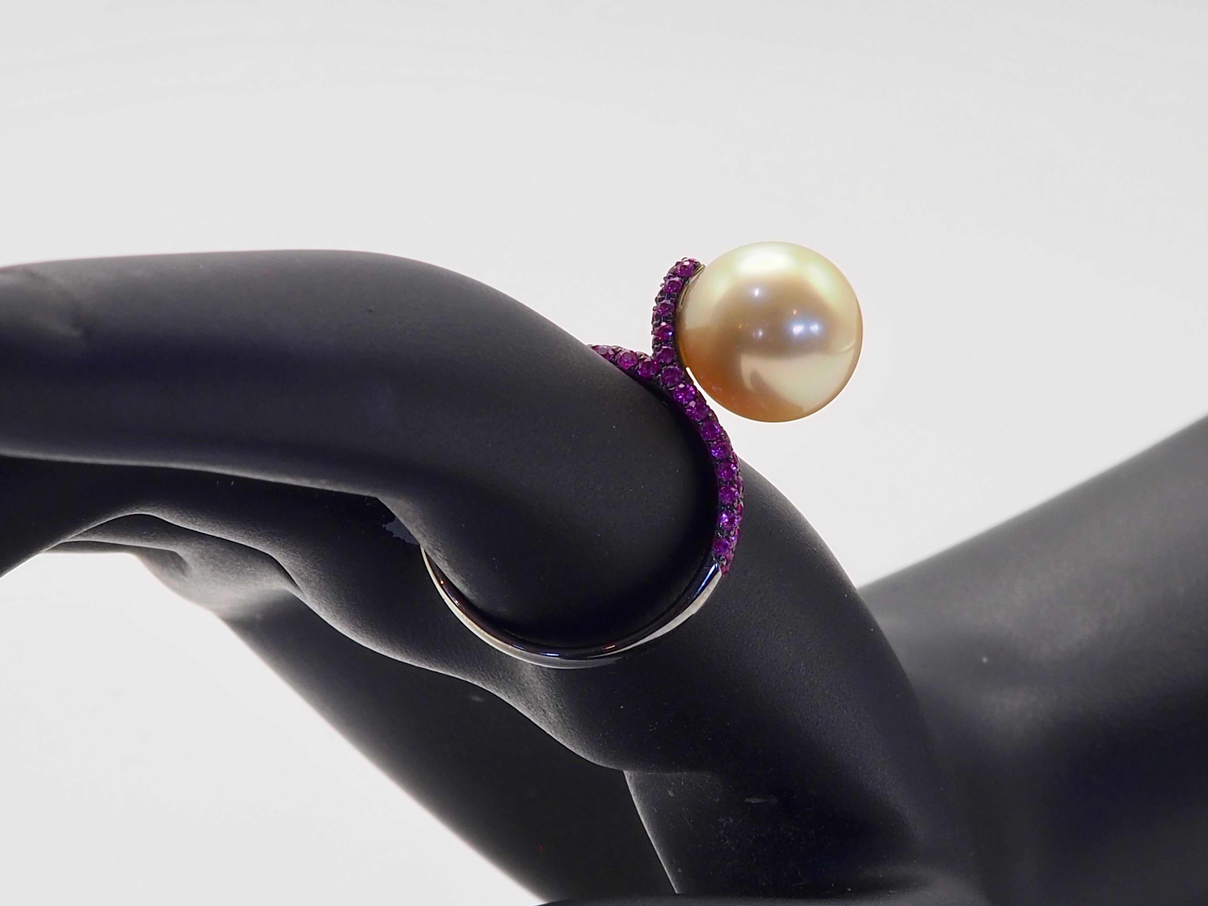 Anillo de cóctel de oro negro de 18 quilates con perla dorada del Mar del Sur de 11 mm y zafiro rosa de 0,62 ct en venta 4