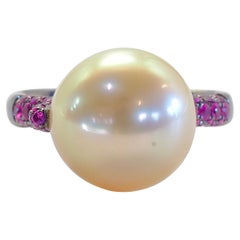 Anillo de cóctel de oro negro de 18 quilates con perla dorada del Mar del Sur de 11 mm y zafiro rosa de 0,62 ct