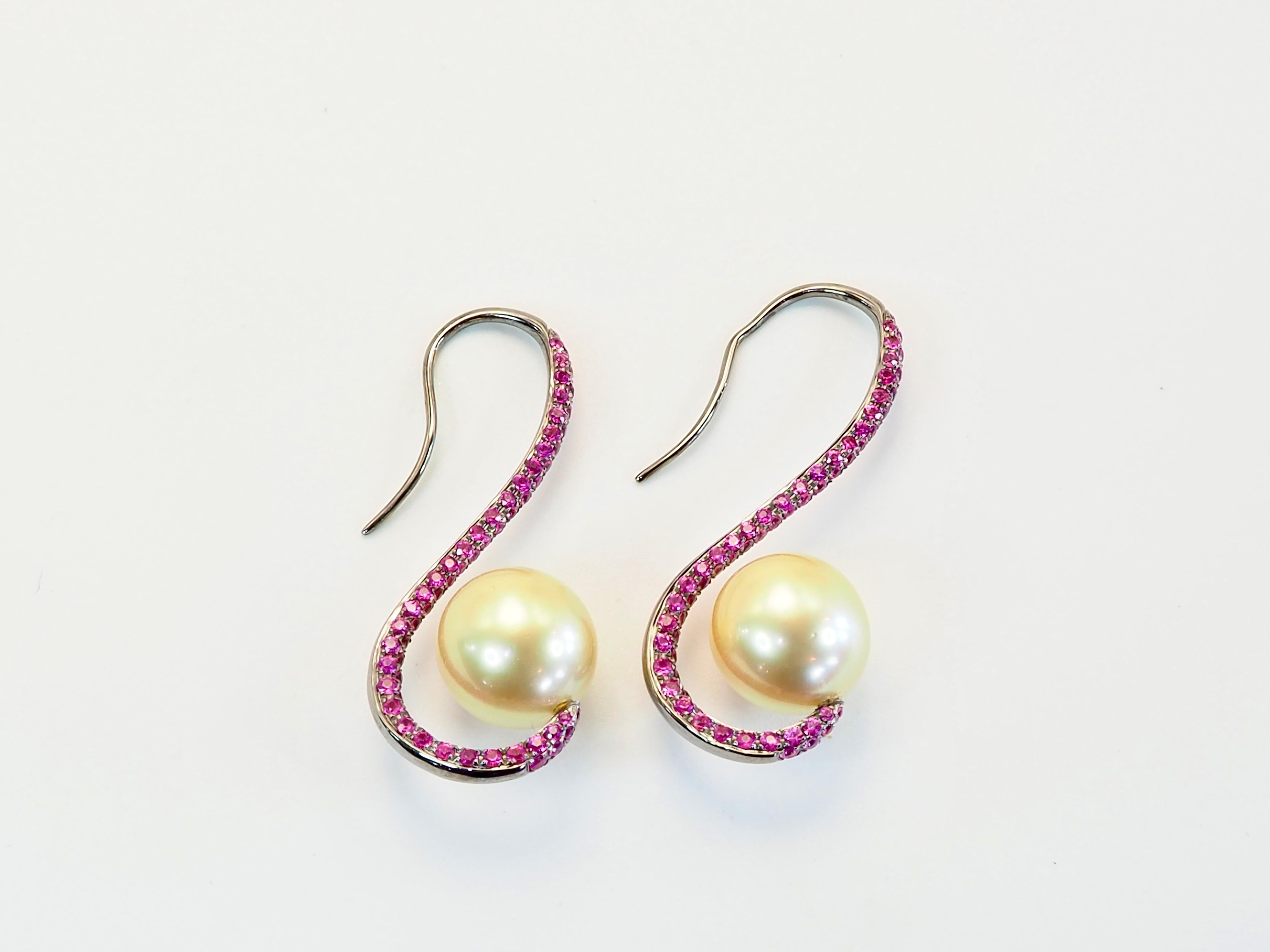 18K Black Gold 11mm Golden South Sea Pearl & 1.90ct Pink Sapphire Dangle Earring In New Condition For Sale In เกาะสมุย, TH
