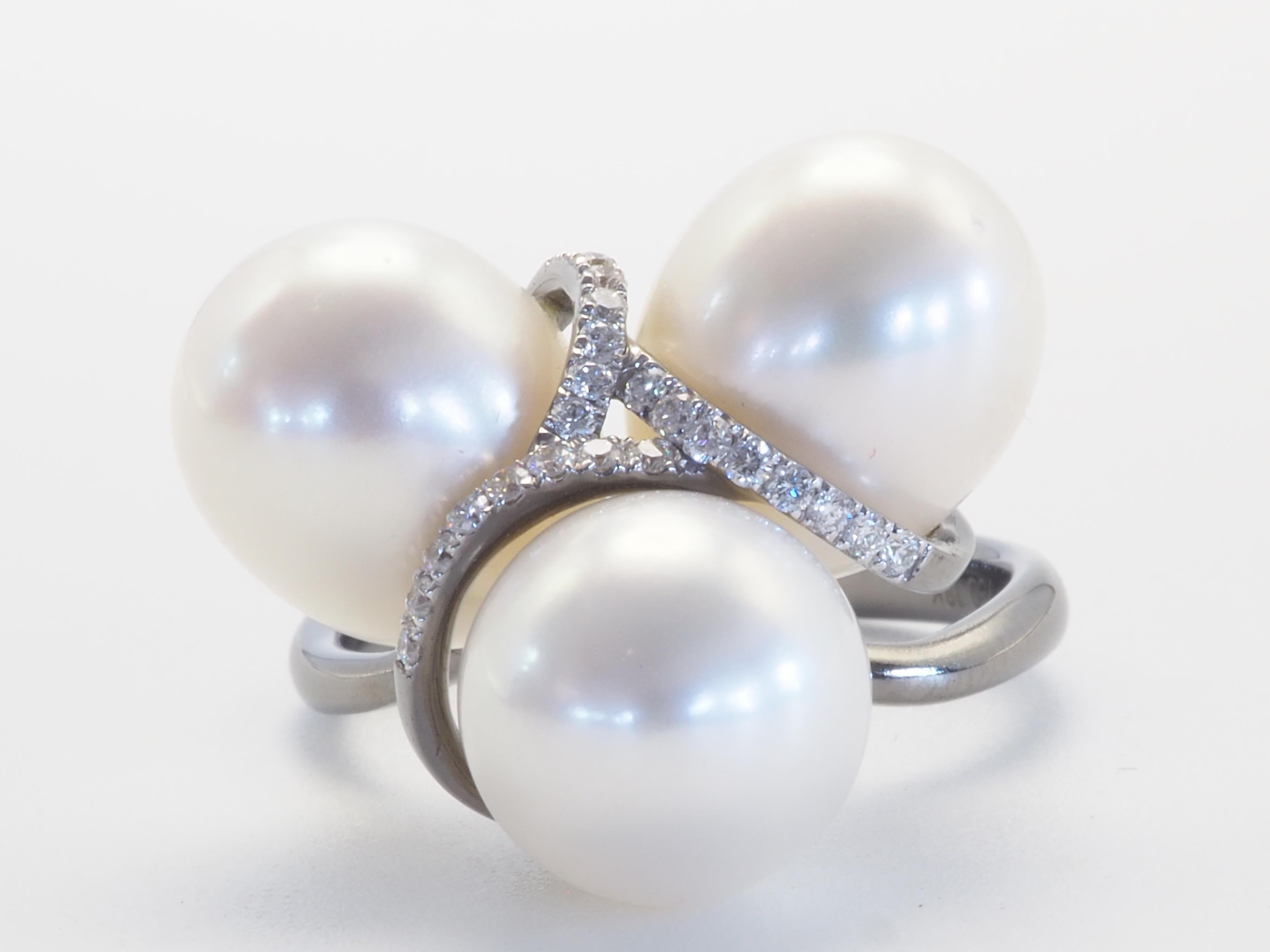 ¡Este brillante anillo está adornado con 3 raras y hermosas perlas blancas de los mares del sur! Las perlas tienen forma ovalada/eggente y apenas presentan imperfecciones visibles. El color de las perlas es uniforme, con un brillo blanco y fuerte