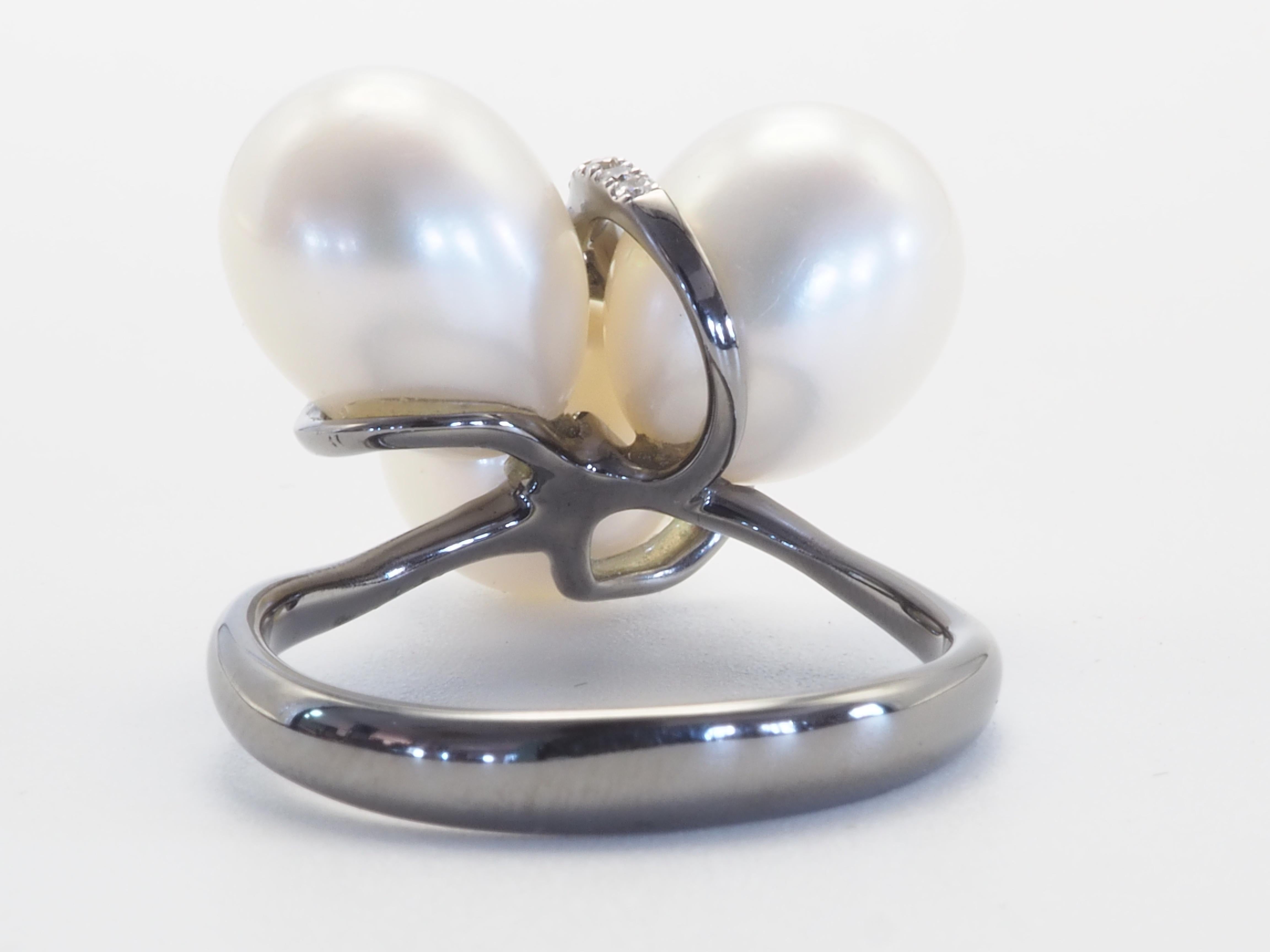 Anillo de cóctel de oro negro de 18 quilates con perlas variadas de los mares del sur y diamantes de 0,15 ct en Nuevo estado para la venta en เกาะสมุย, TH