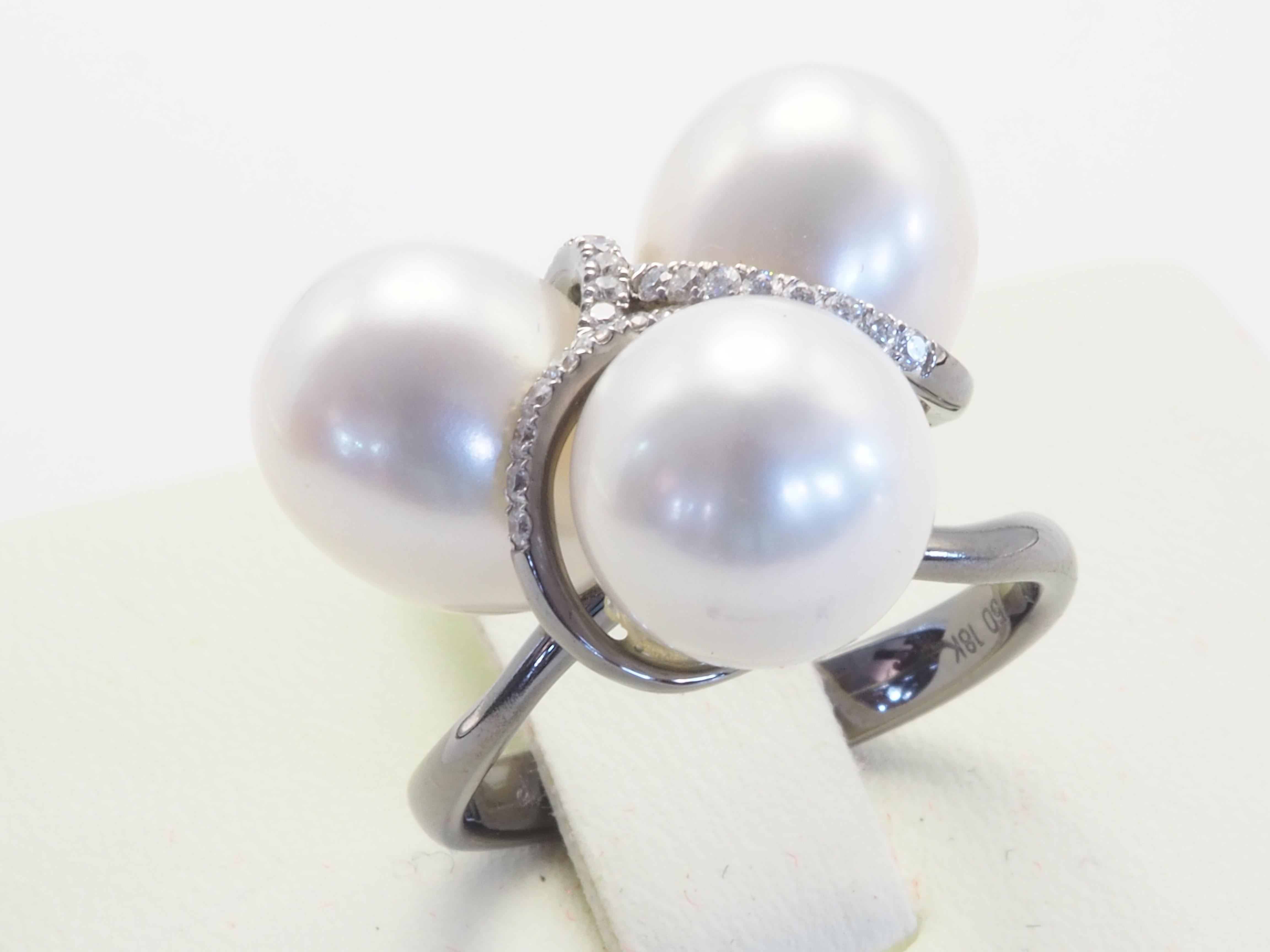 Anillo de cóctel de oro negro de 18 quilates con perlas variadas de los mares del sur y diamantes de 0,15 ct en venta 2