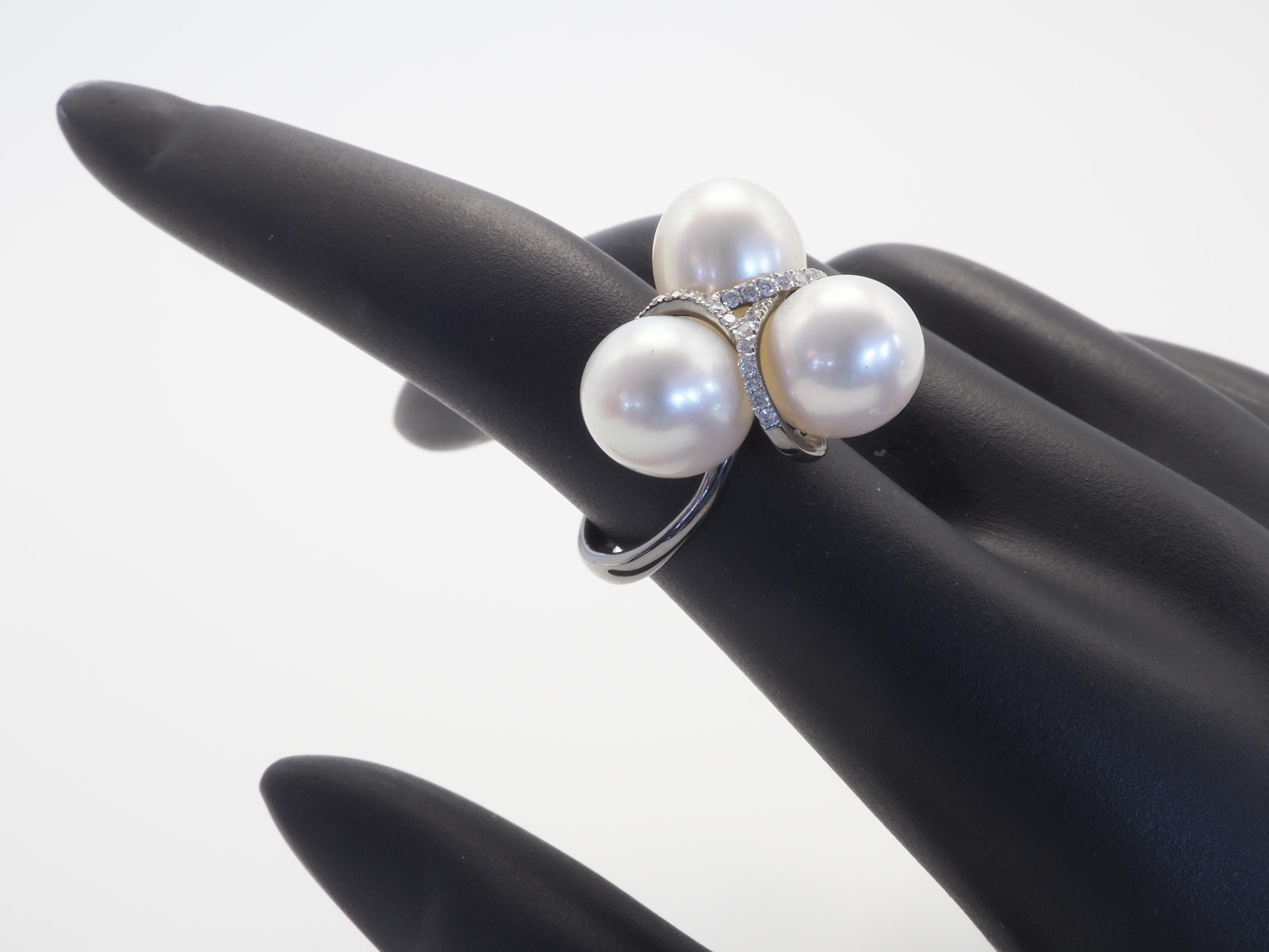 Anillo de cóctel de oro negro de 18 quilates con perlas variadas de los mares del sur y diamantes de 0,15 ct en venta 3