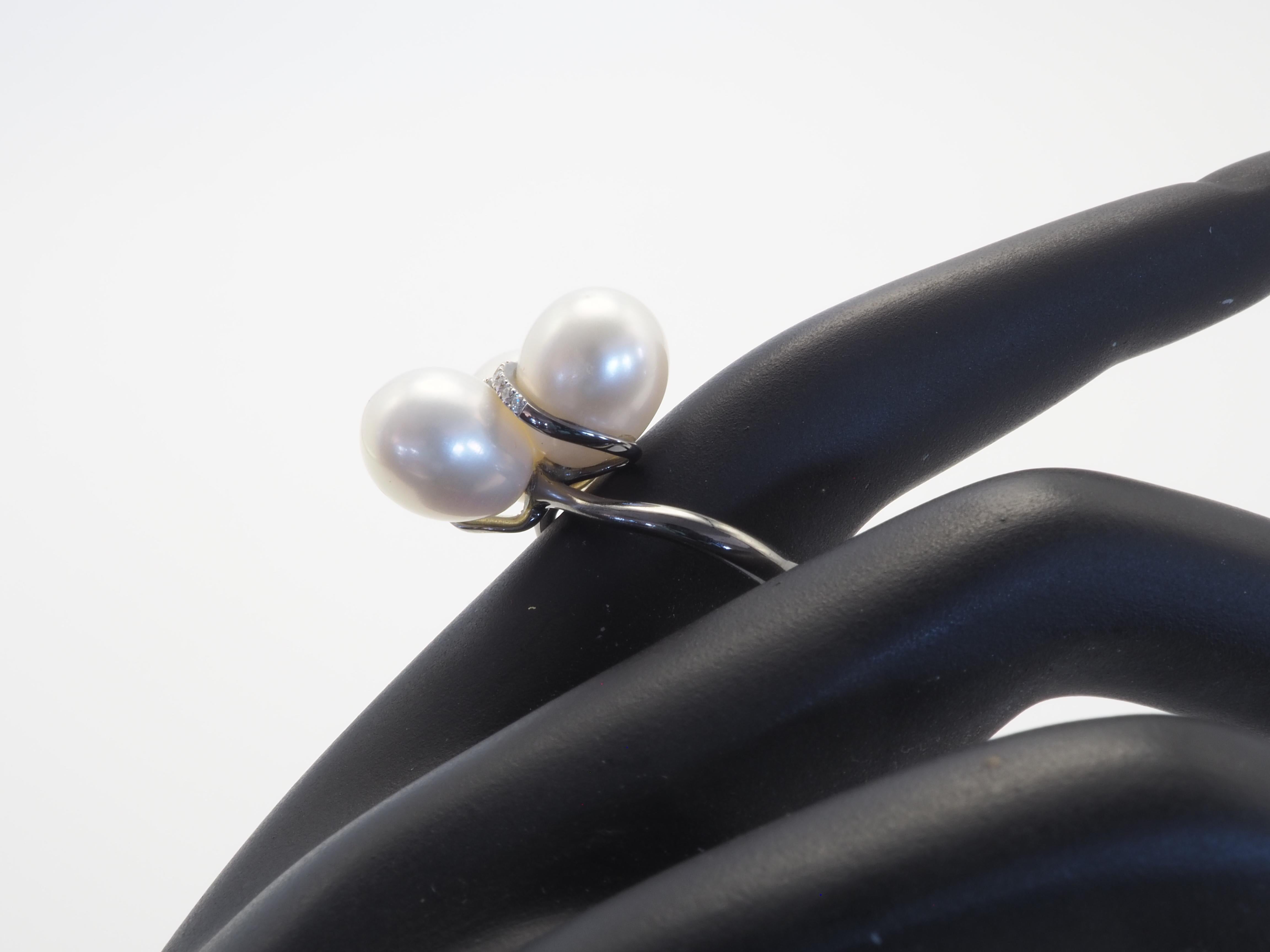 Anillo de cóctel de oro negro de 18 quilates con perlas variadas de los mares del sur y diamantes de 0,15 ct en venta 4
