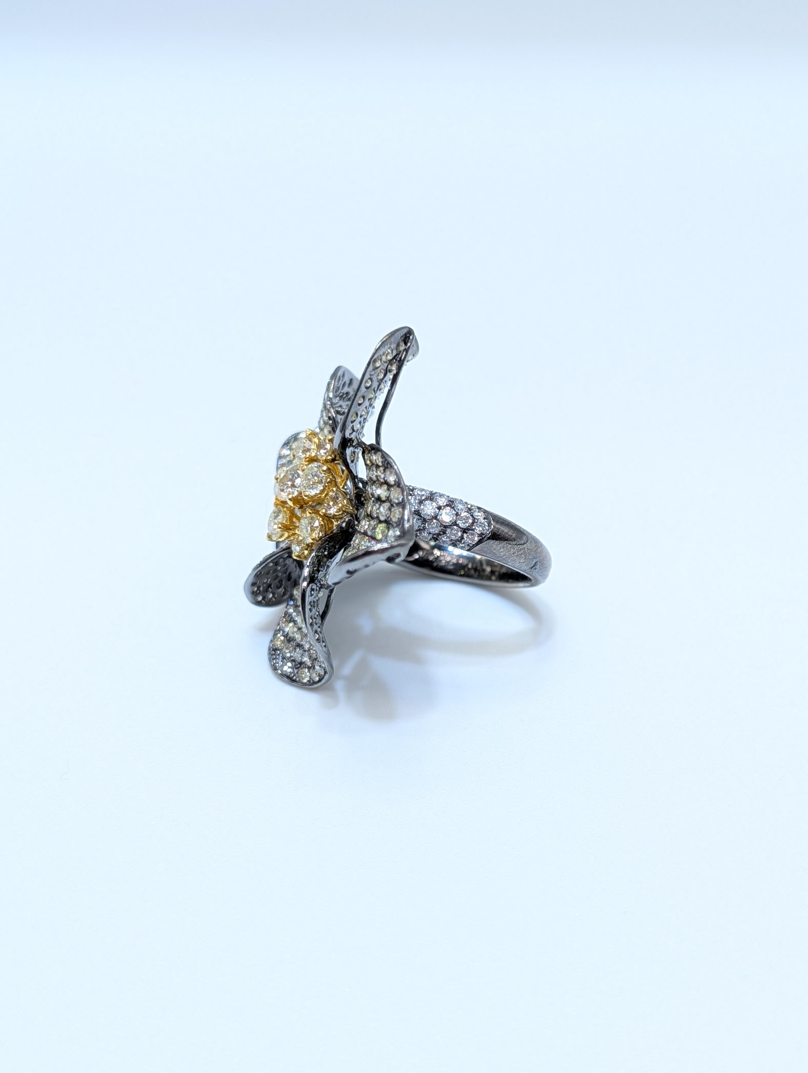Anello in oro nero-Radium 18 carati con 5,25 carati di diamanti In condizioni Nuovo in vendita a New York, US
