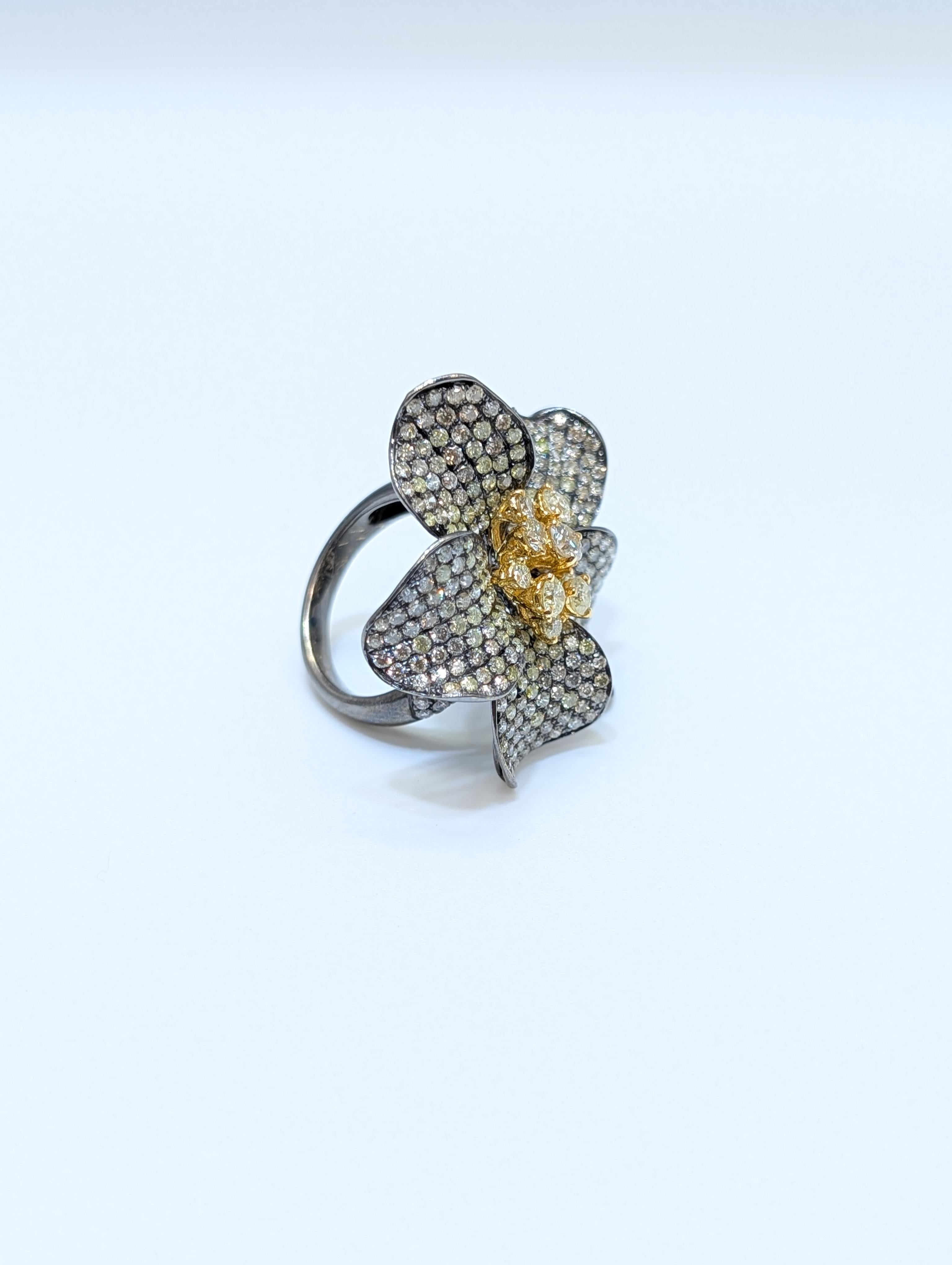 Anello in oro nero-Radium 18 carati con 5,25 carati di diamanti in vendita 1