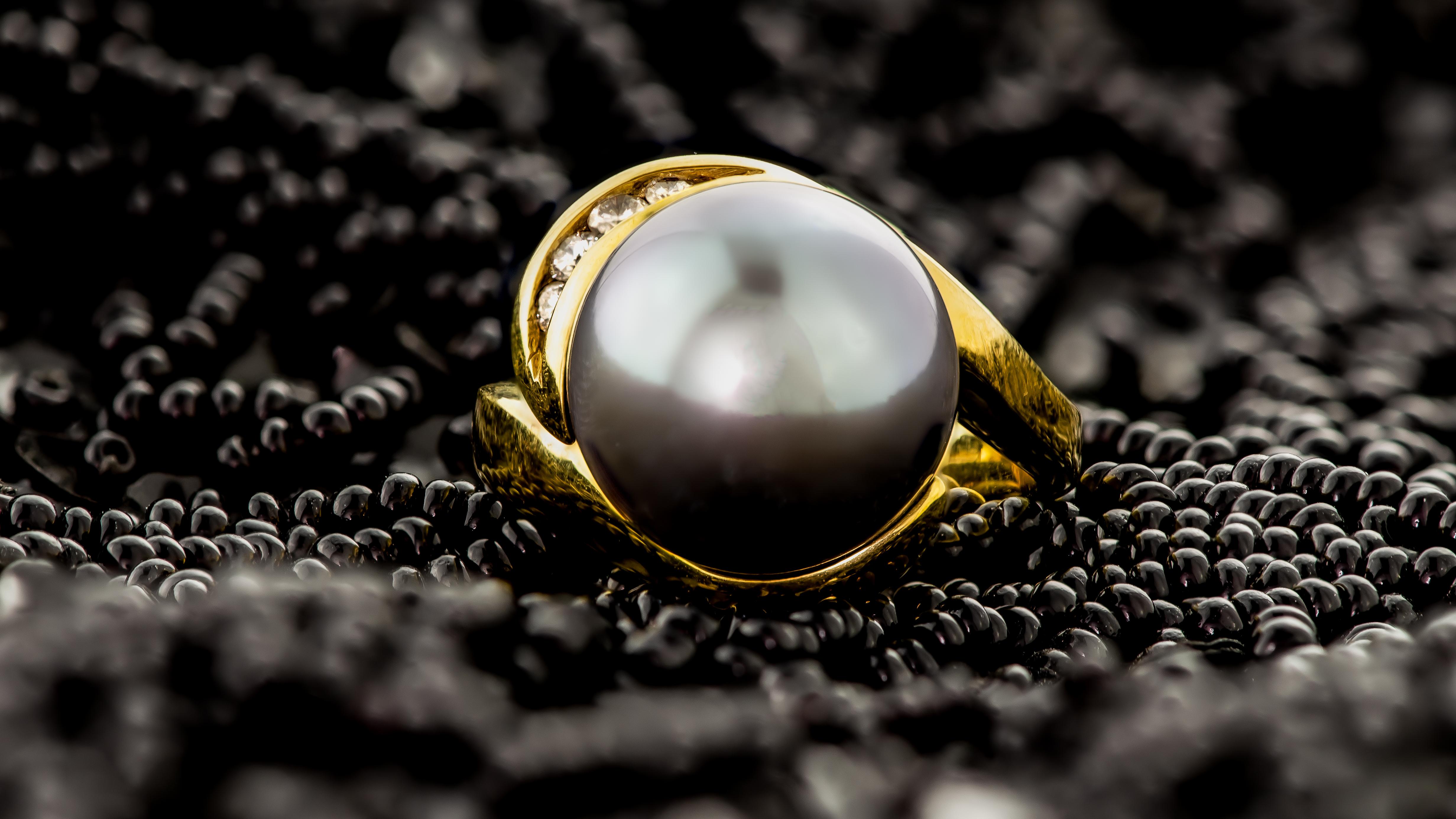 Bague en or jaune 18k, perles noires et diamants en vente 3