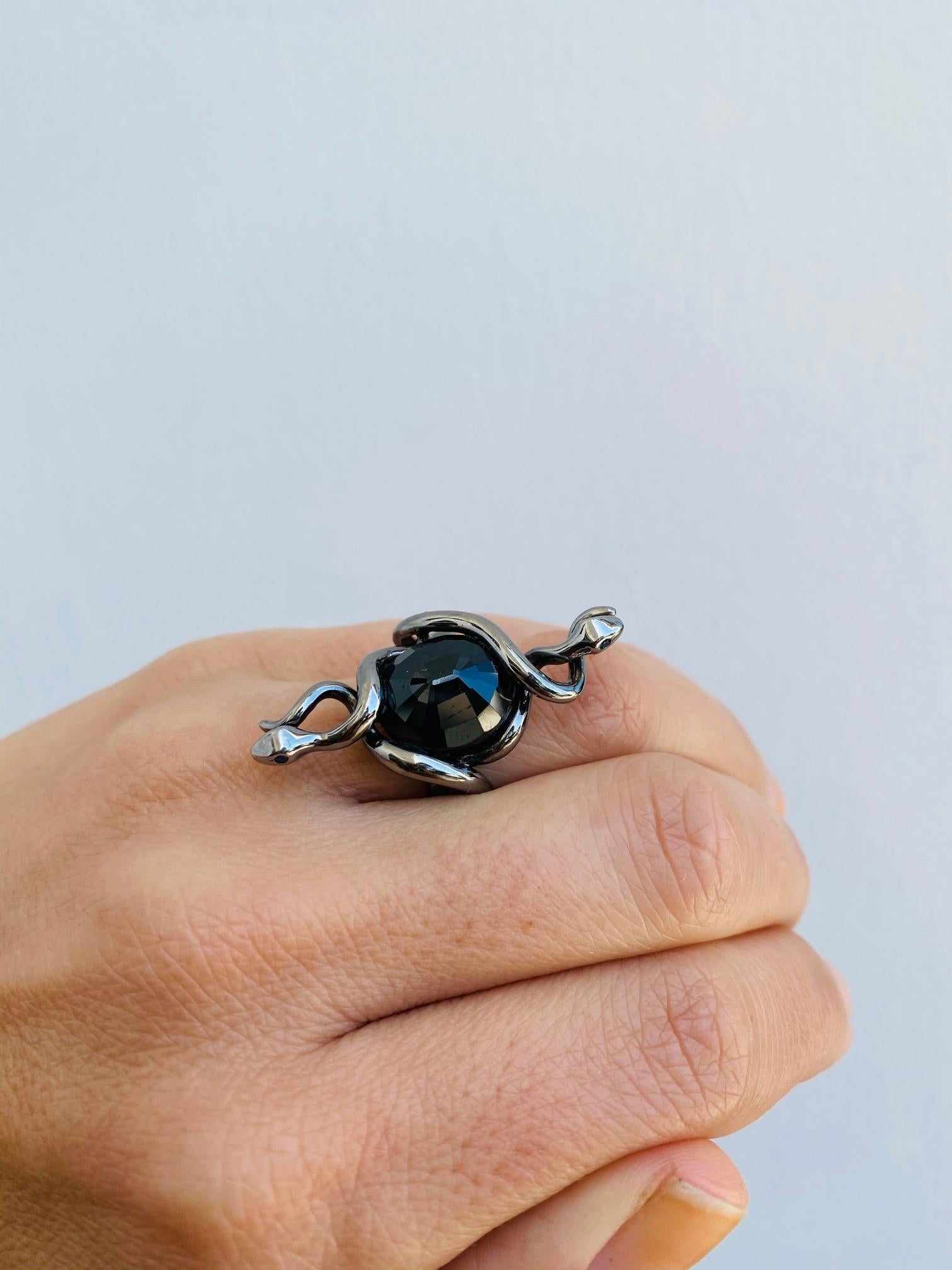 Bague serpent en or rhodié noir 18 carats, saphir bleu foncé Neuf - En vente à Santa Monica, CA