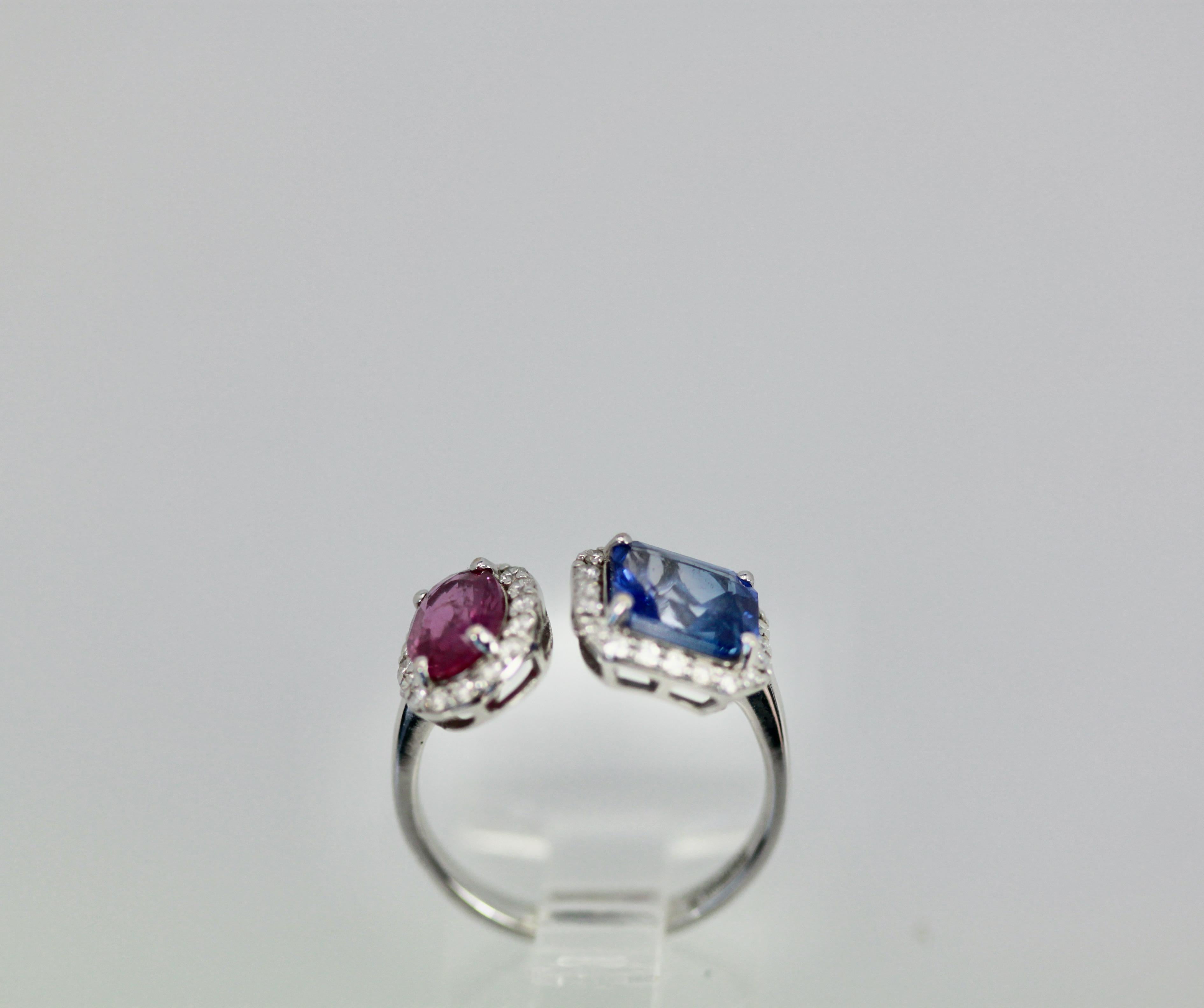 18k Blue and Pink Sapphire Diamond Ring 3.28 Carats In Excellent Condition For Sale In North Hollywood, CA