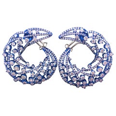 Orecchino semi-hoop con rivestimento elettroforetico blu 18 carati con diamante da 7,90 carati