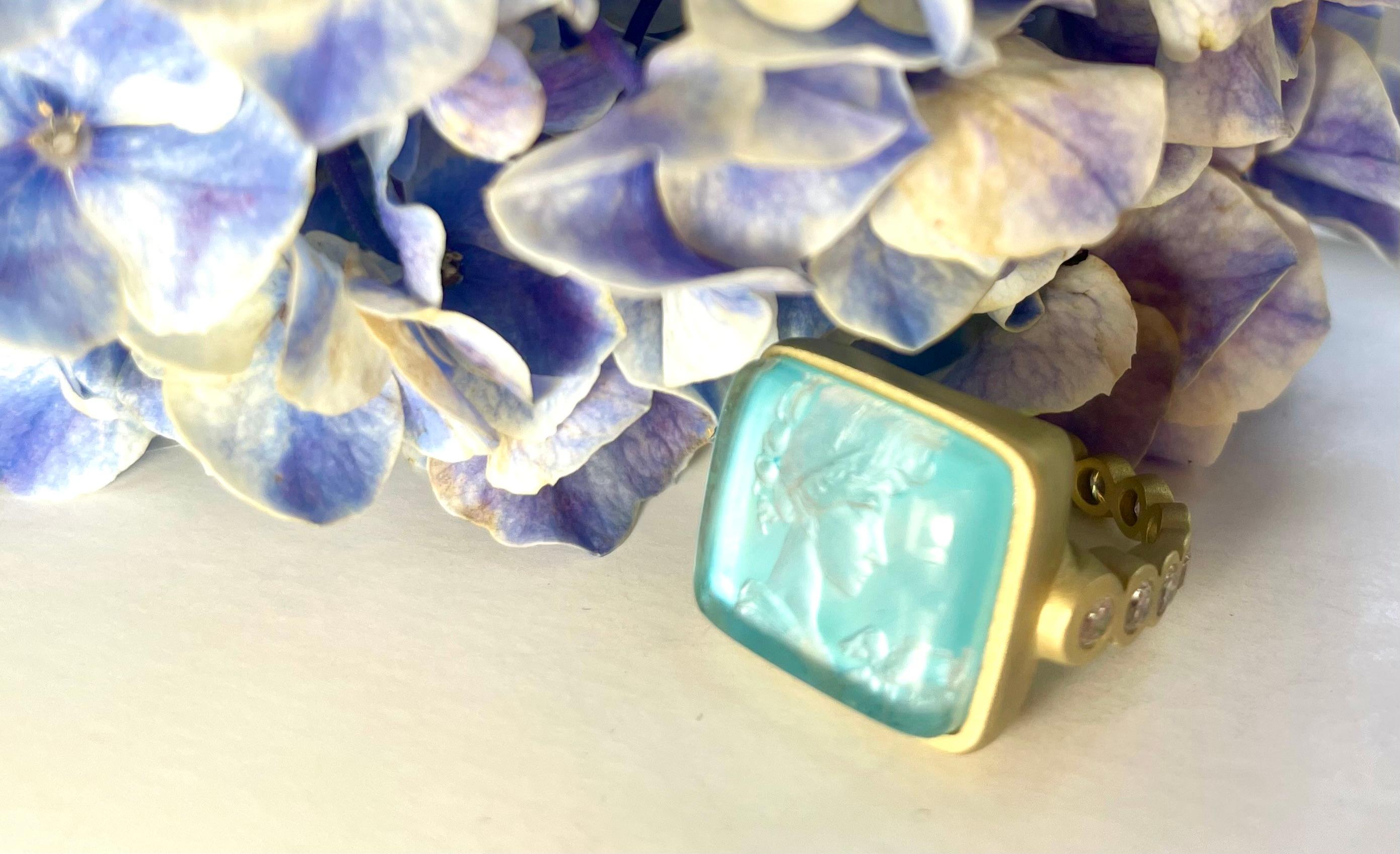 Cabochon 18k blue mother of pearl classical lady cameo ring For Sale