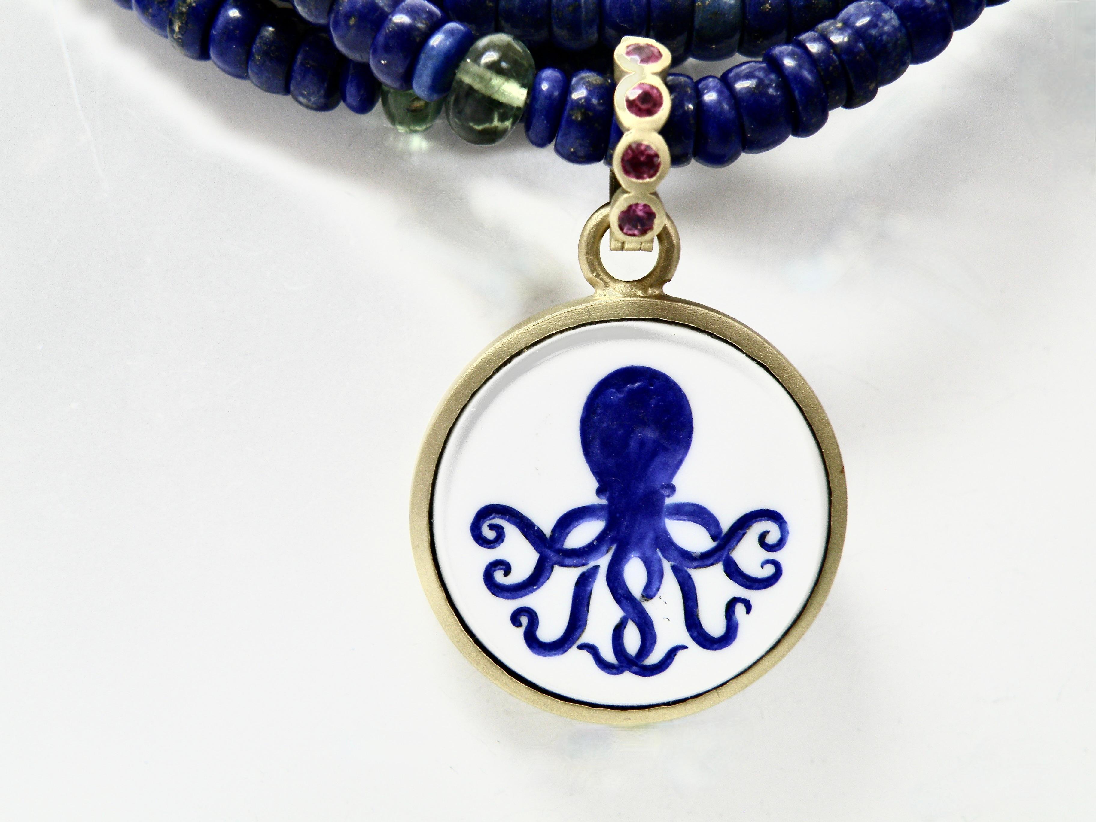 18k geschnitzt blau Octopus Intaglio auf weißem Cocolite enhancer. Sapphire bail.