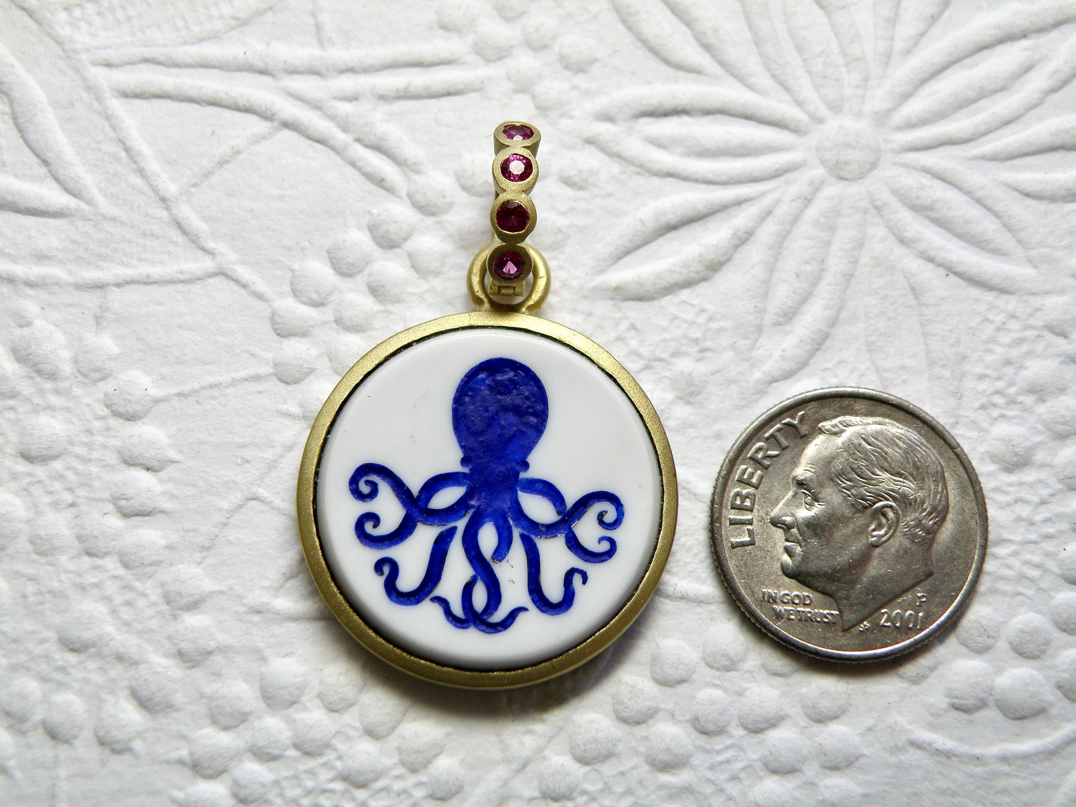 18k Blauer Octopus-Intaglio-Verstärker mit Saphirbügel (Zeitgenössisch) im Angebot
